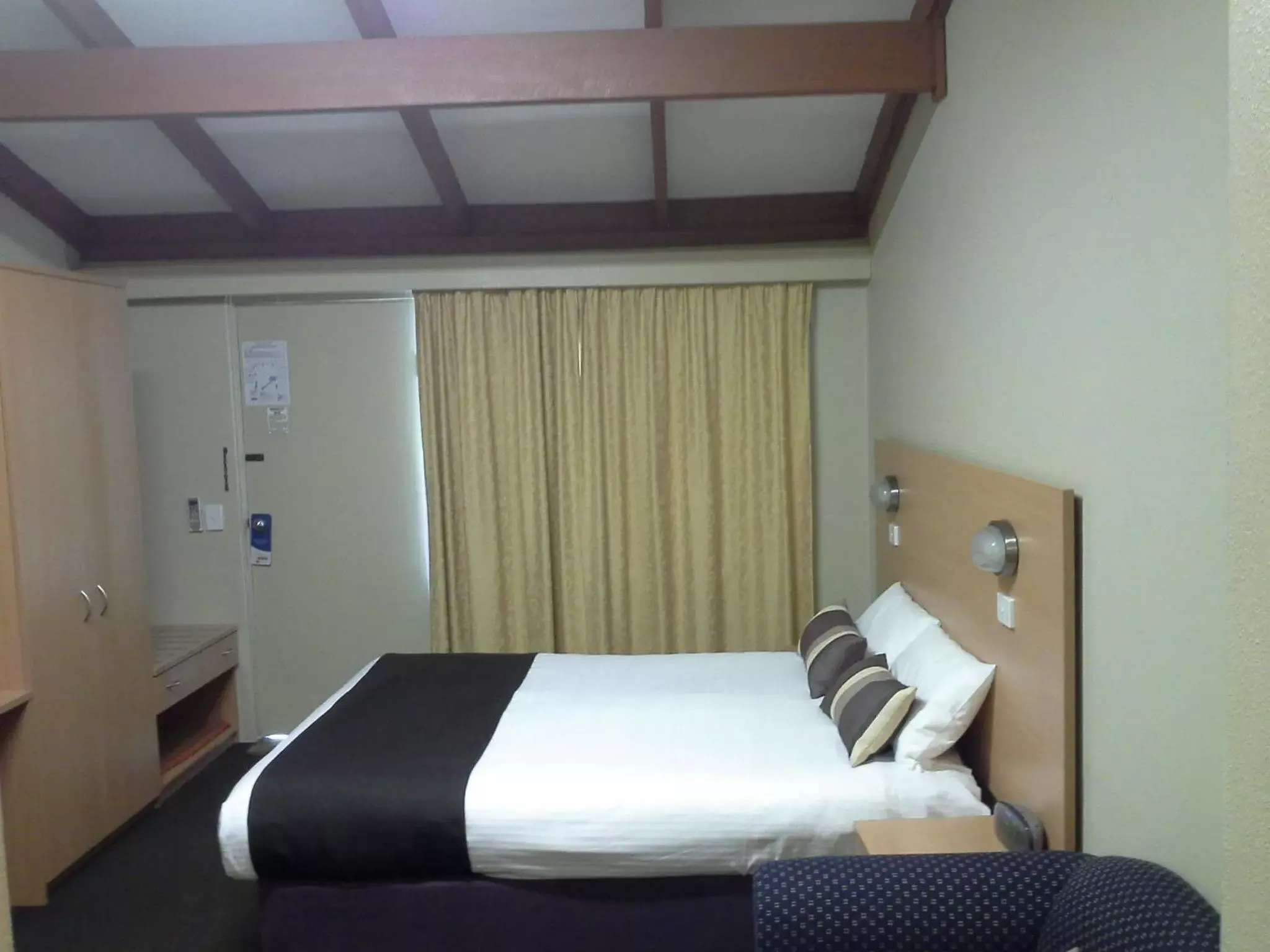 Photo of the whole room, Bed in Hideaway Motor Inn