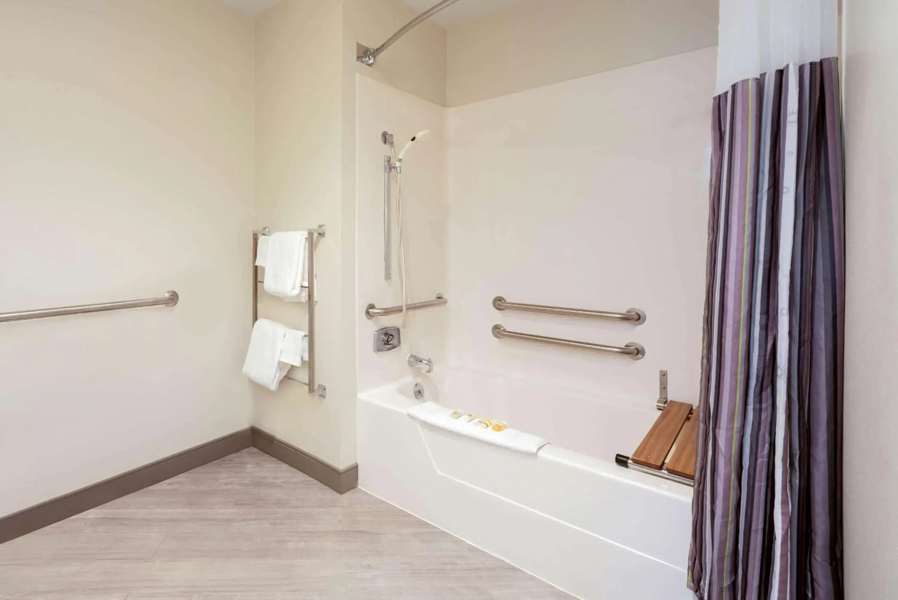 Bathroom in La Quinta by Wyndham Cleveland Macedonia