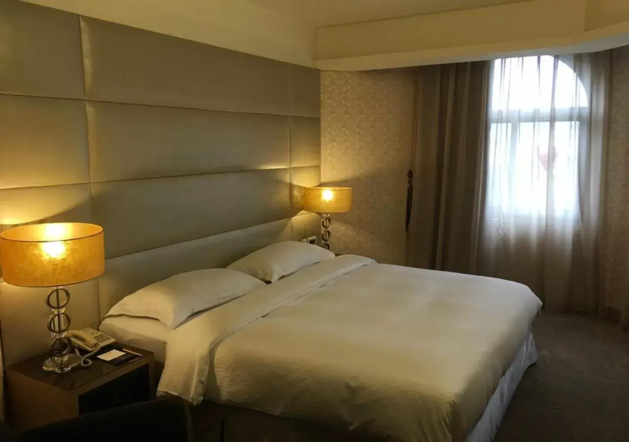 Bed in The Metro Hotel - Taipei Branch