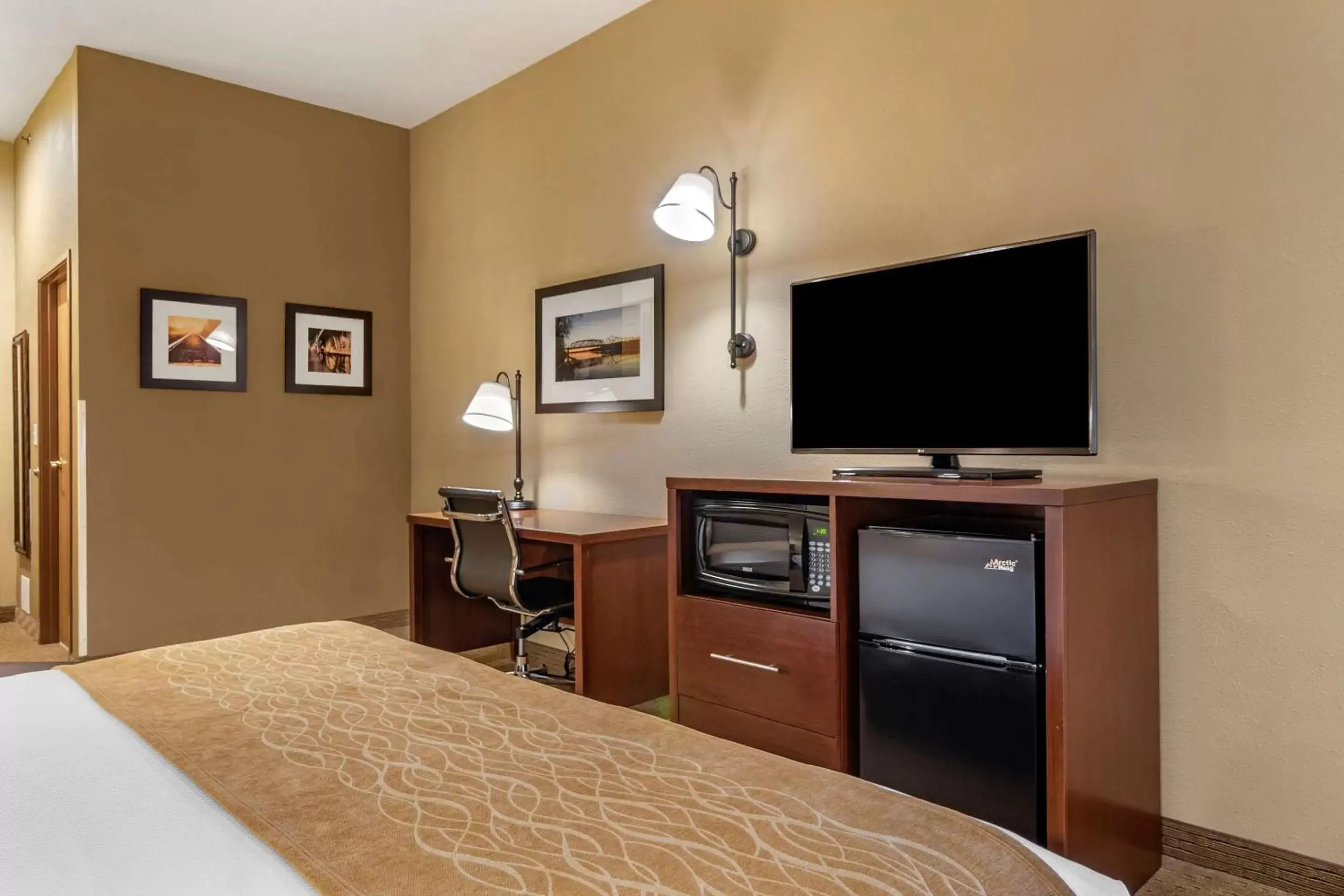 Photo of the whole room, TV/Entertainment Center in Comfort Inn Warrensburg Station