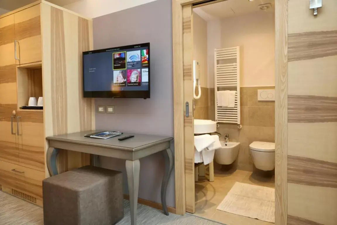 TV and multimedia, TV/Entertainment Center in Hotel Garden