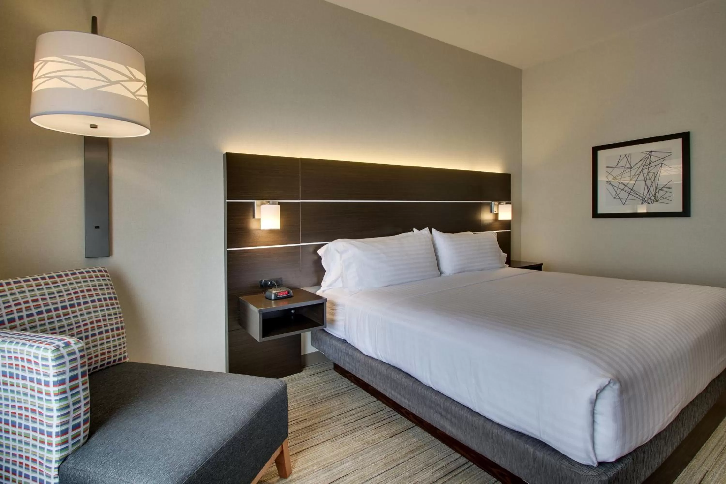 Photo of the whole room, Bed in Holiday Inn Express Hotel & Suites Morris by IHG