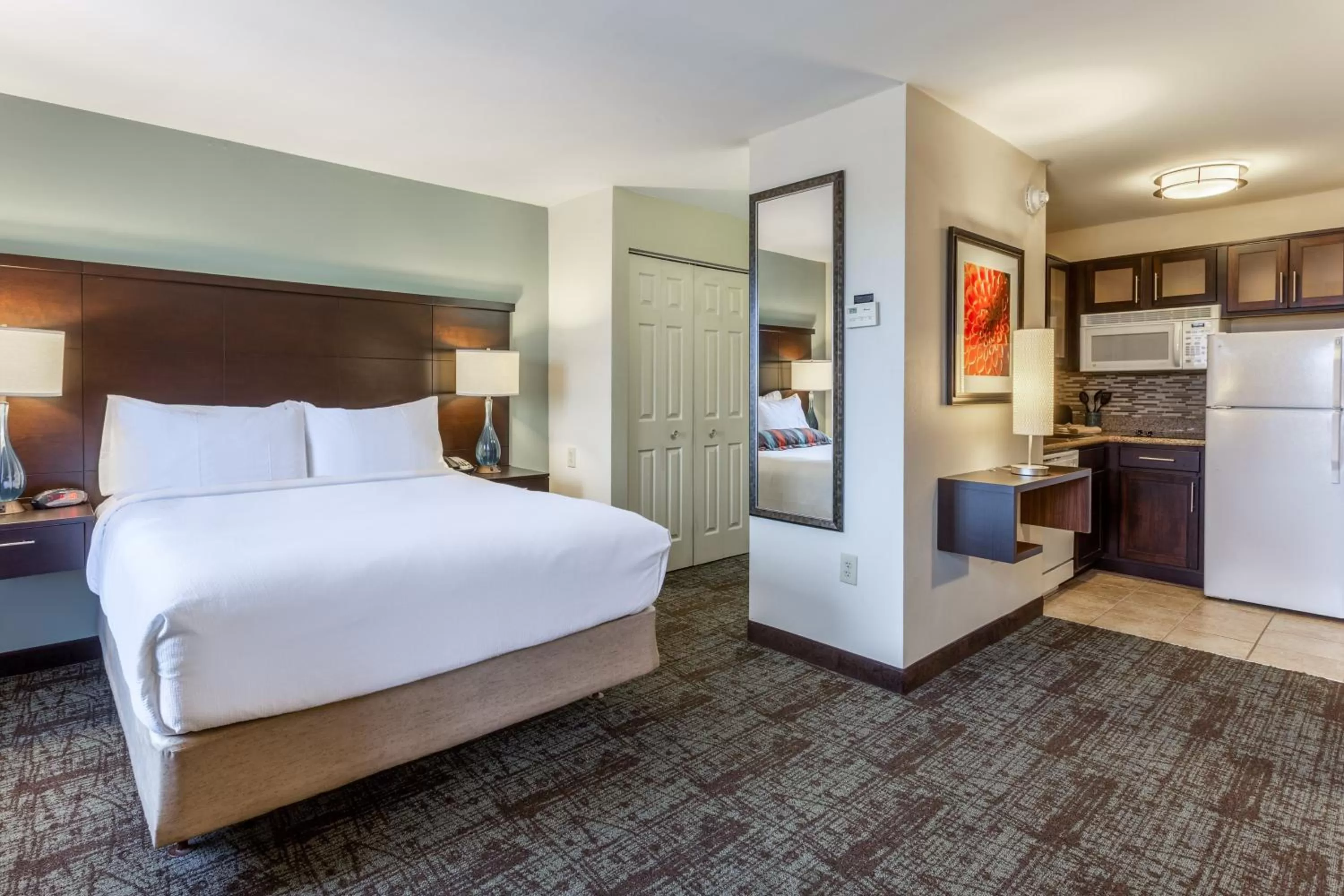 Photo of the whole room, Bed in Staybridge Suites Davenport by IHG
