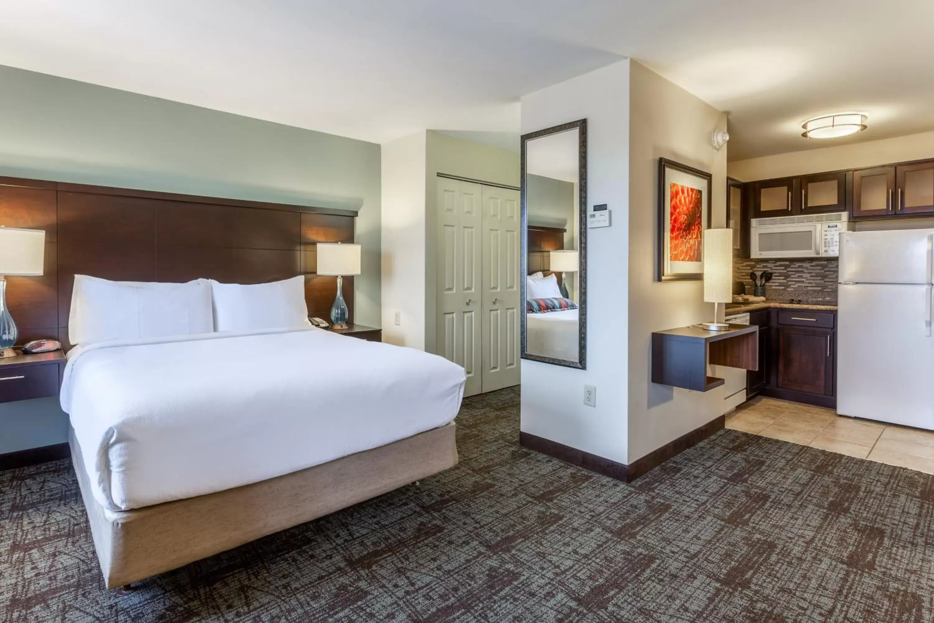 Photo of the whole room, Bed in Staybridge Suites Davenport, an IHG Hotel
