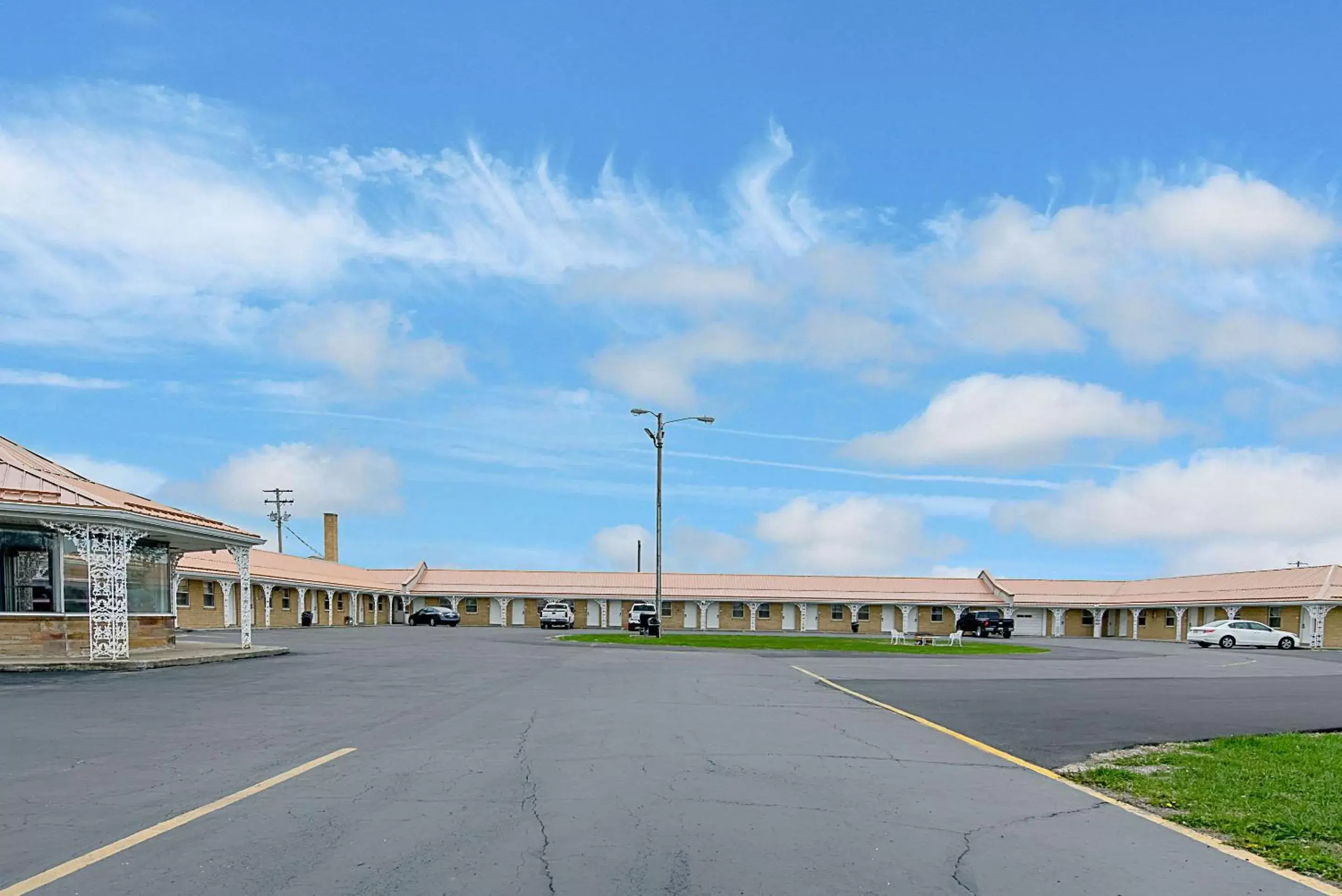 Property building in Highway Inn Property building in Highway Inn