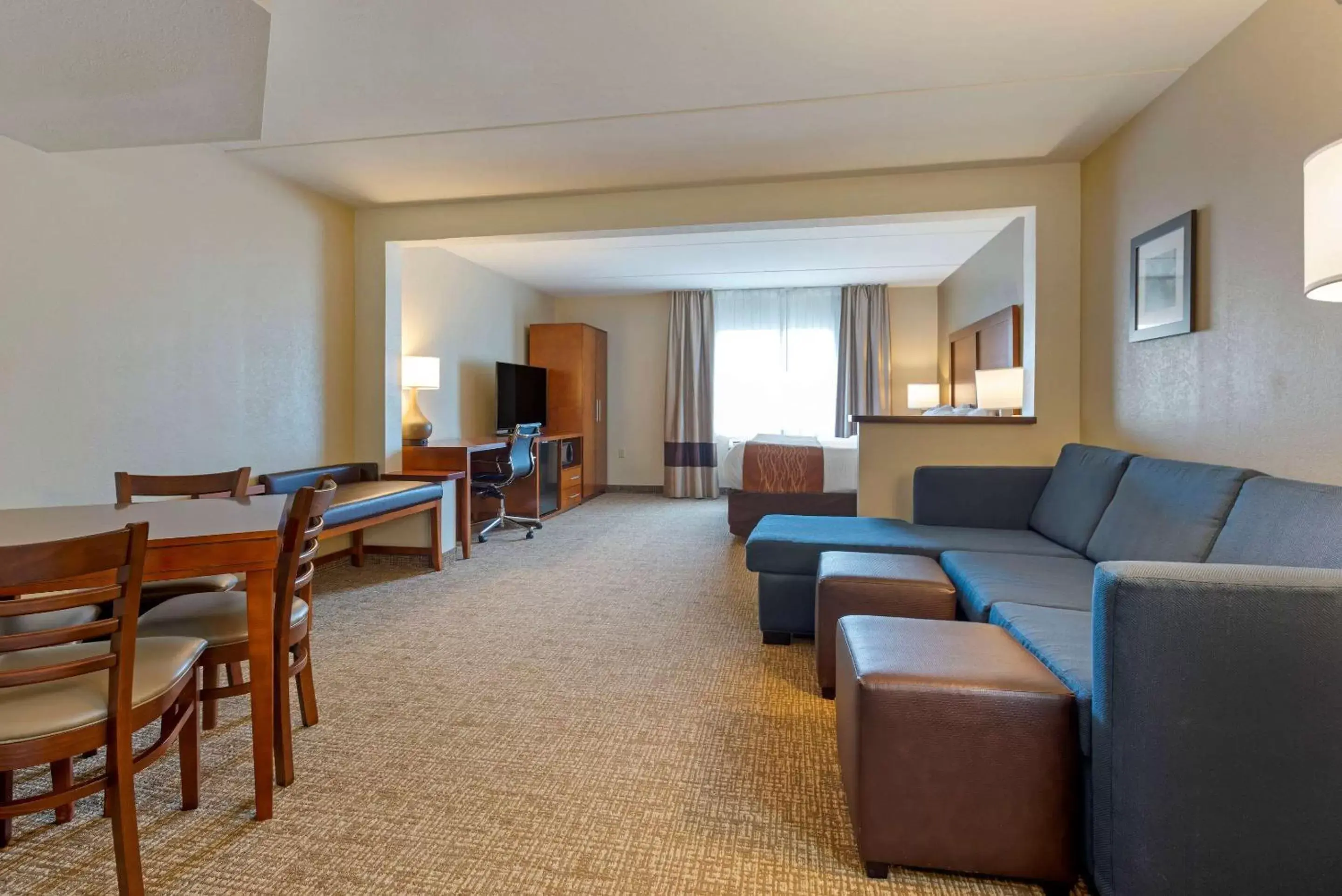 Photo of the whole room, Seating Area in Comfort Inn & Suites Wilkes Barre - Arena