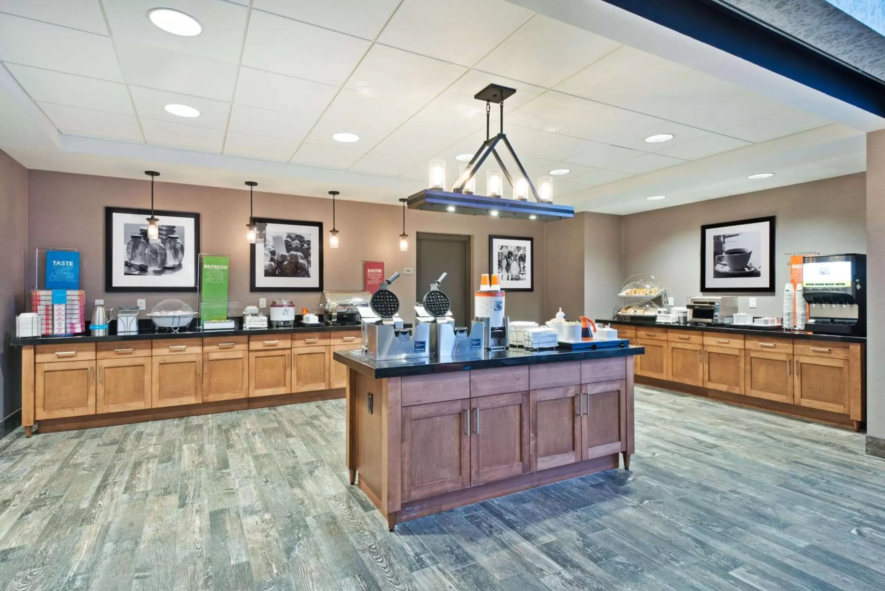 Dining area in Hampton Inn & Suites North Huntingdon-Irwin, PA