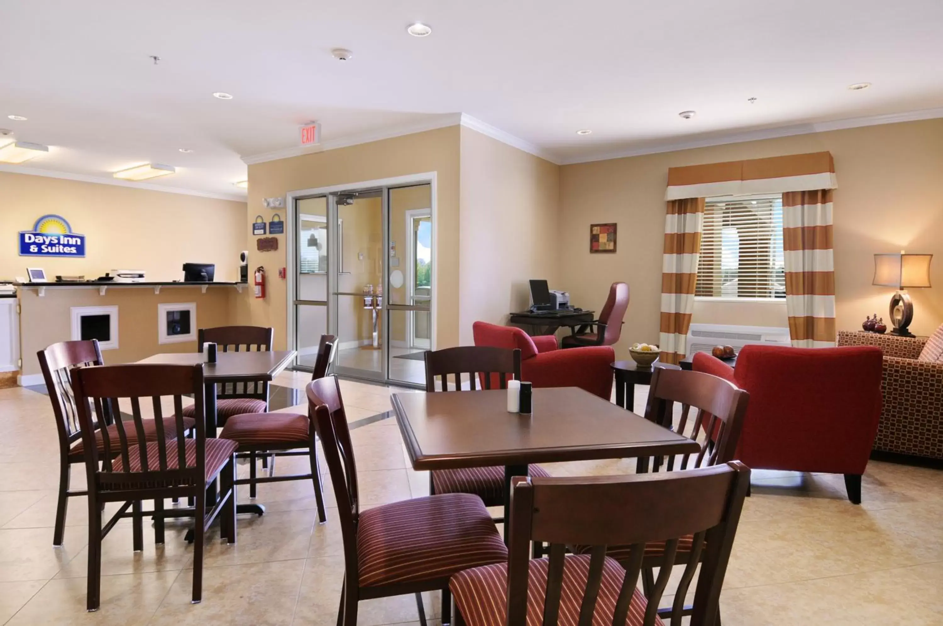 Lobby or reception, Restaurant/Places to Eat in Days Inn & Suites by Wyndham Cabot