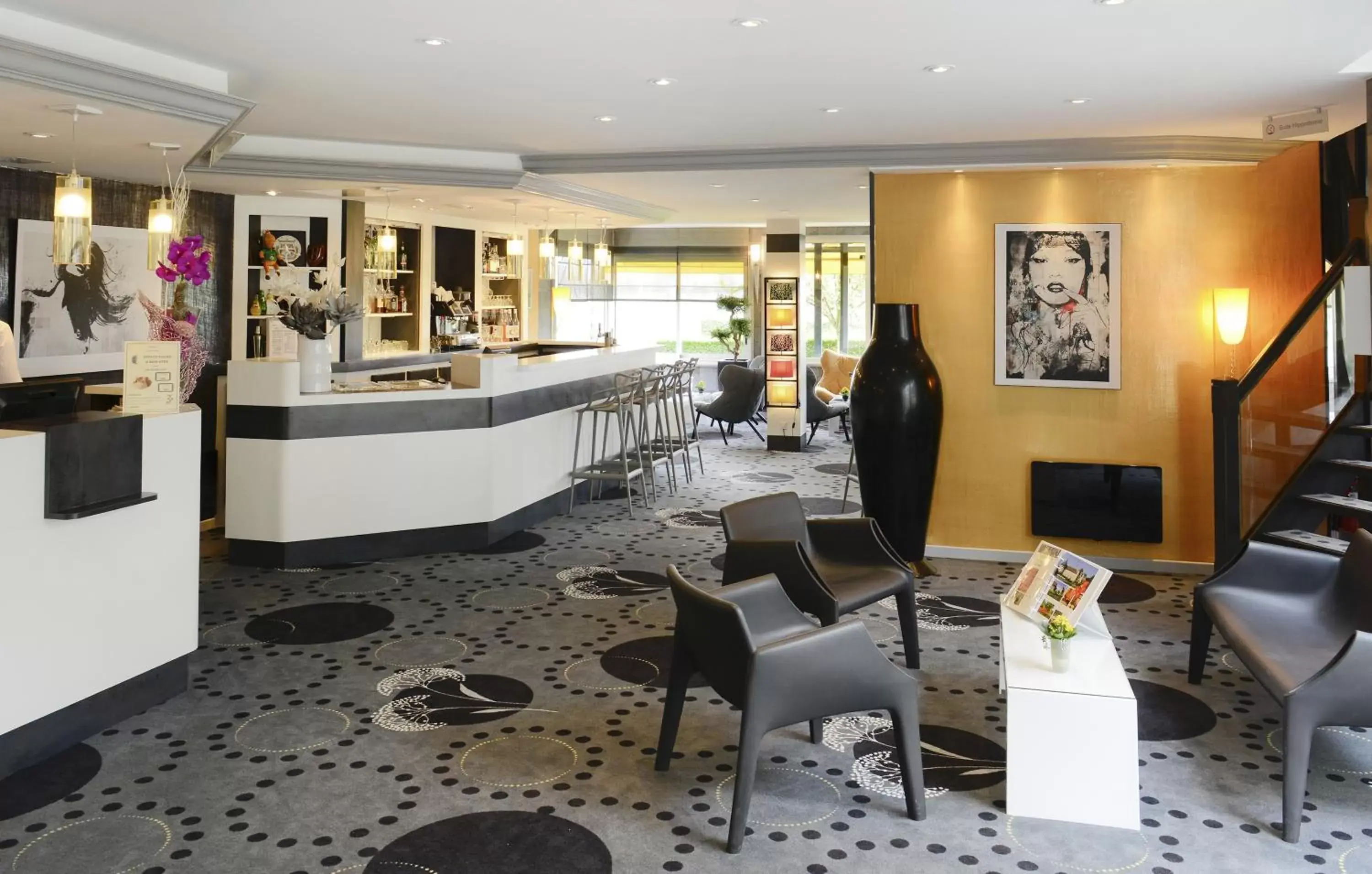 Lobby or reception in Mercure Cabourg Hôtel & Spa