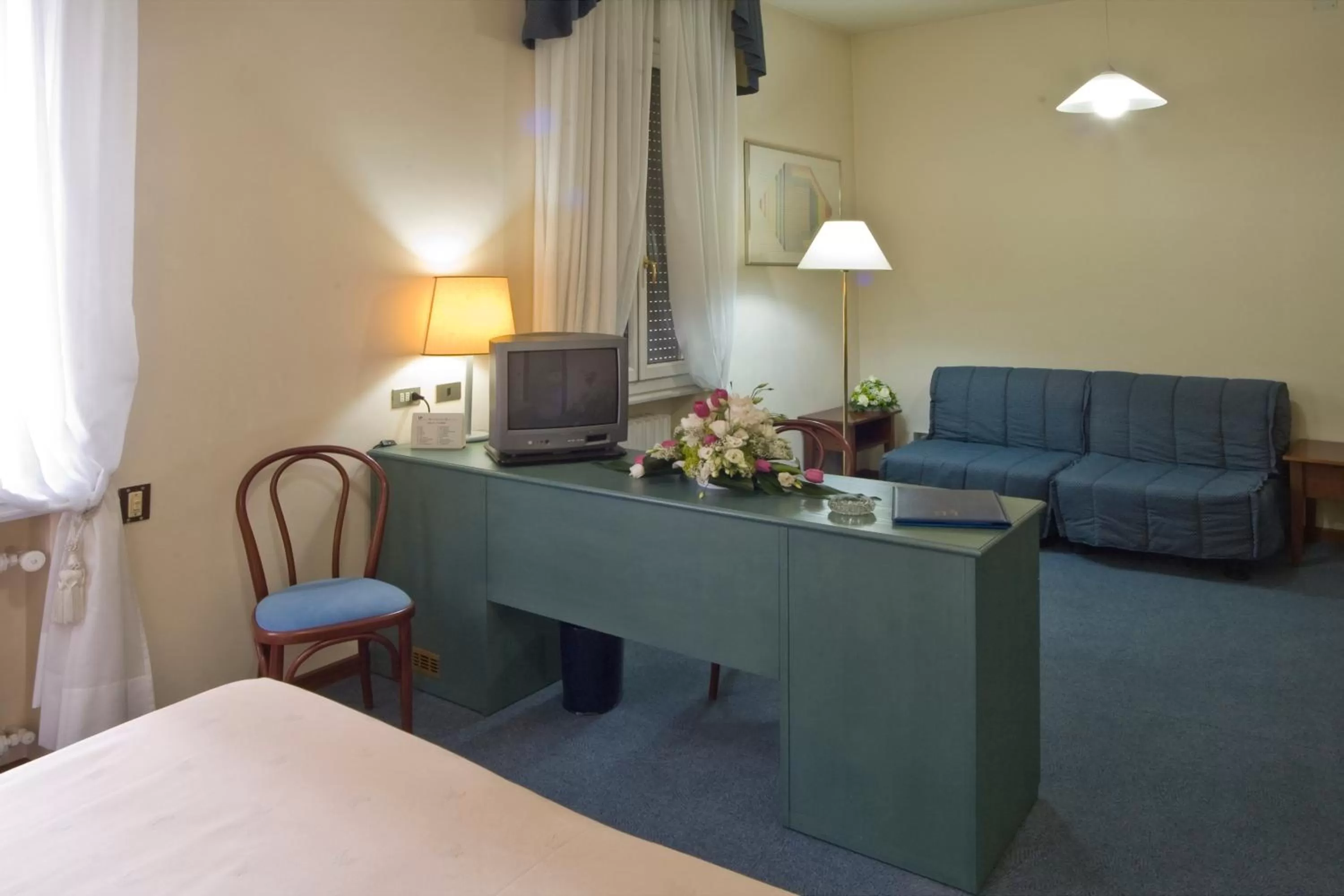 Photo of the whole room, Bed in Hotel Centrale Byron