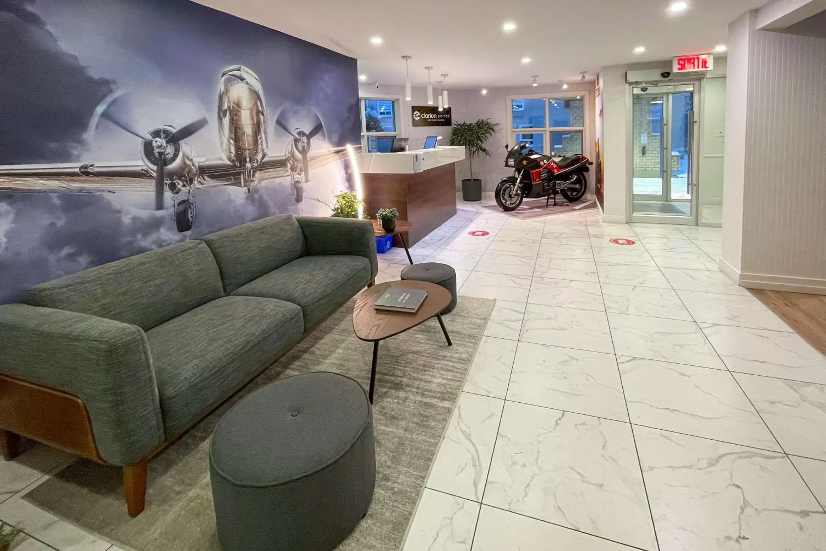 Lobby or reception in Clarion Pointe Quebec Airport