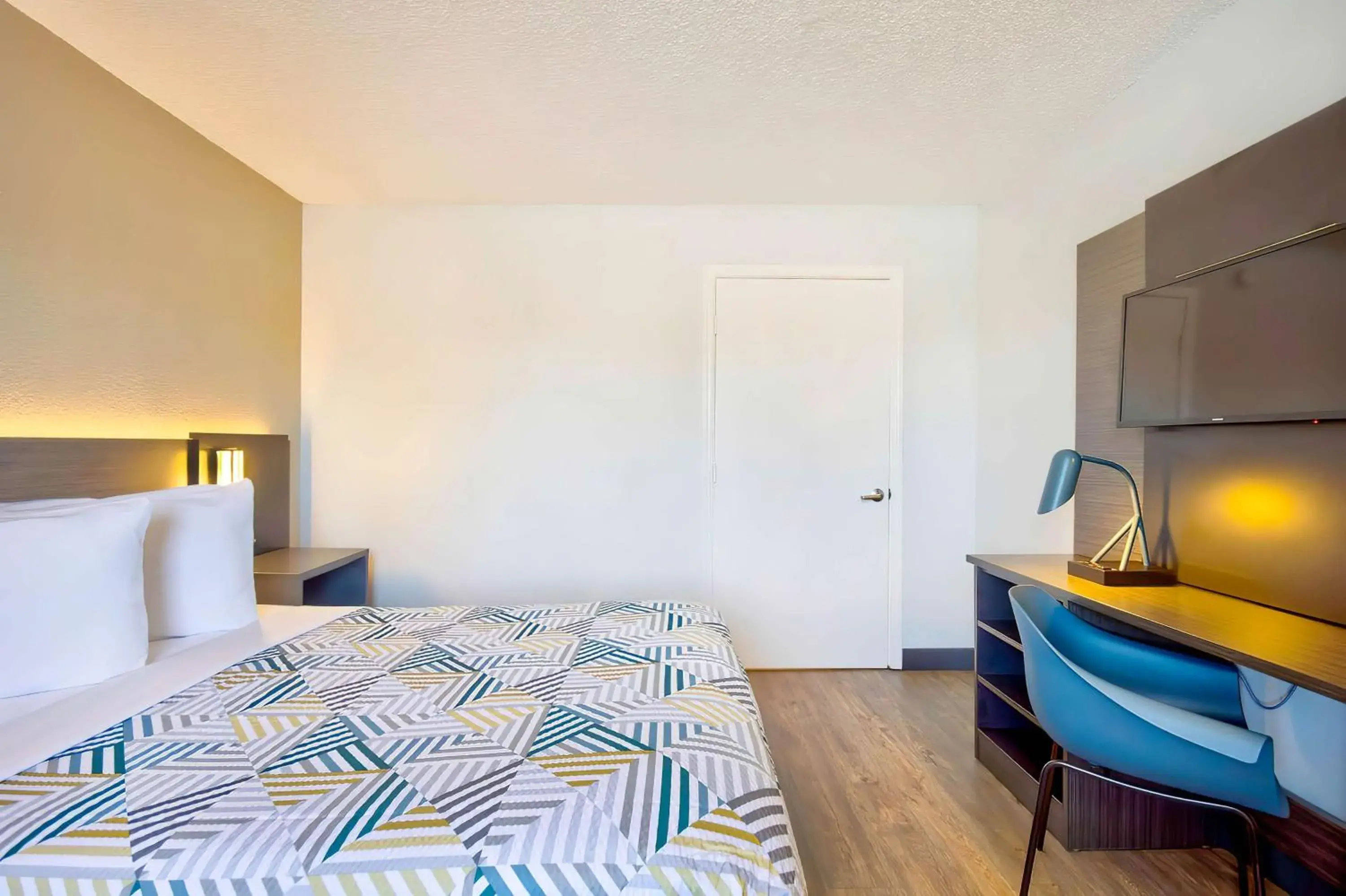 Bedroom, Bed in Motel 6-Vallejo, CA - Six Flags West
