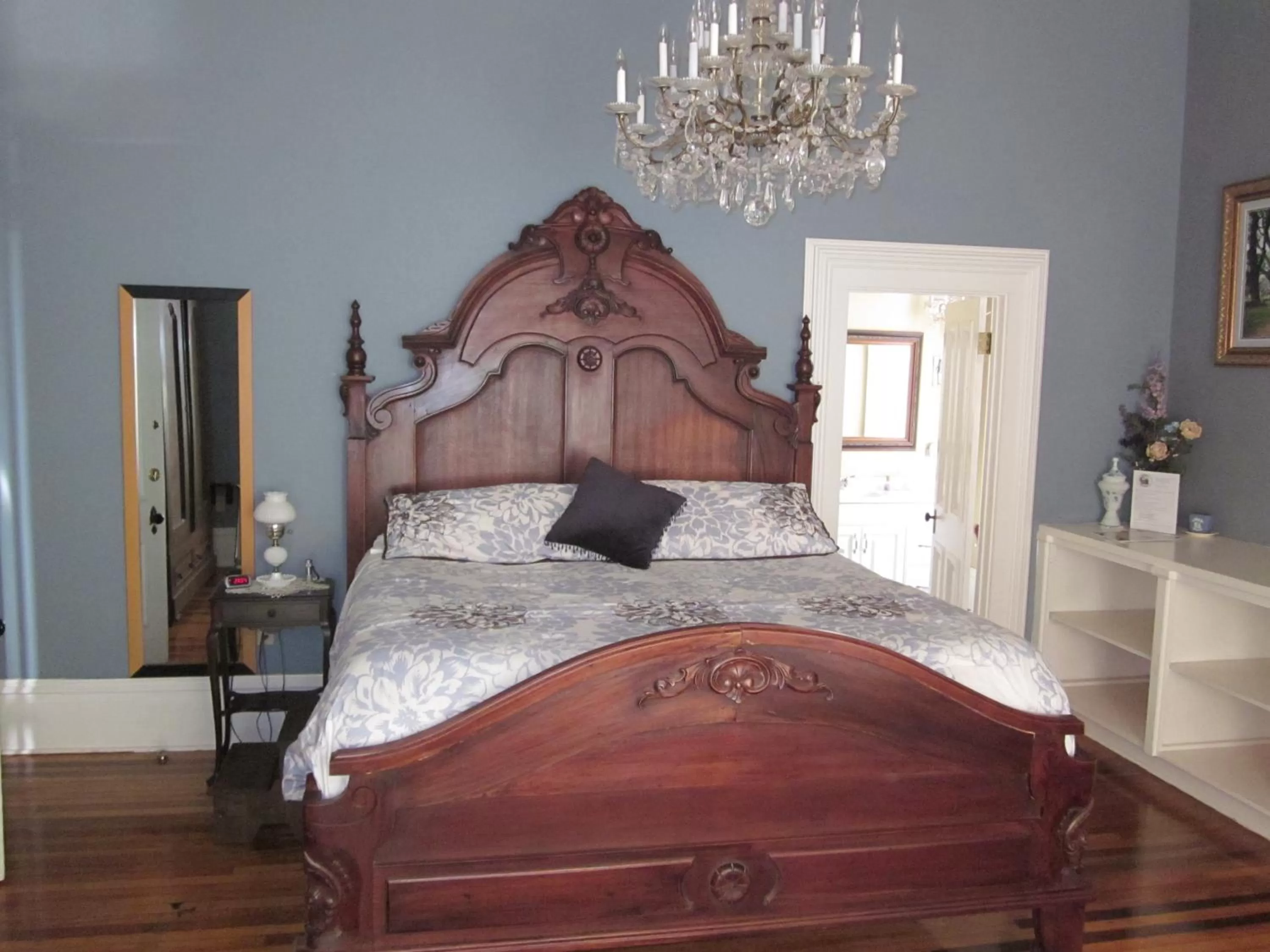Bed in Baer House Inn