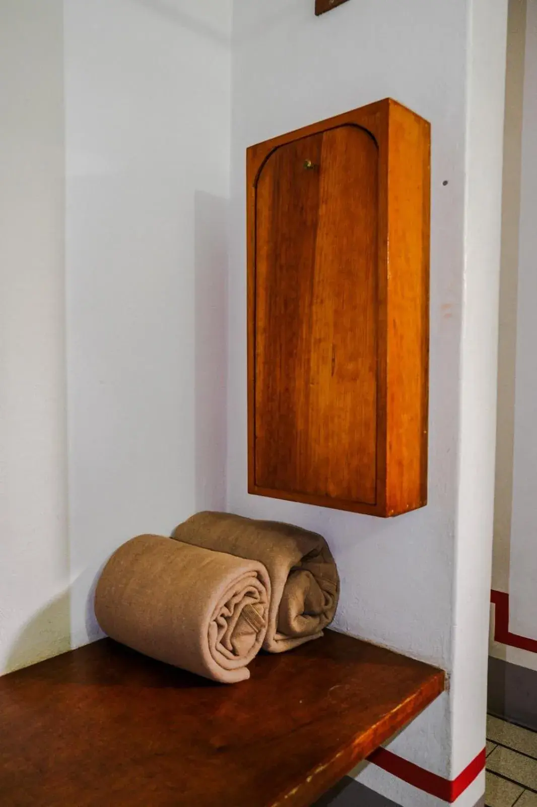 wardrobe, Bed in Hotel Posada el Cid