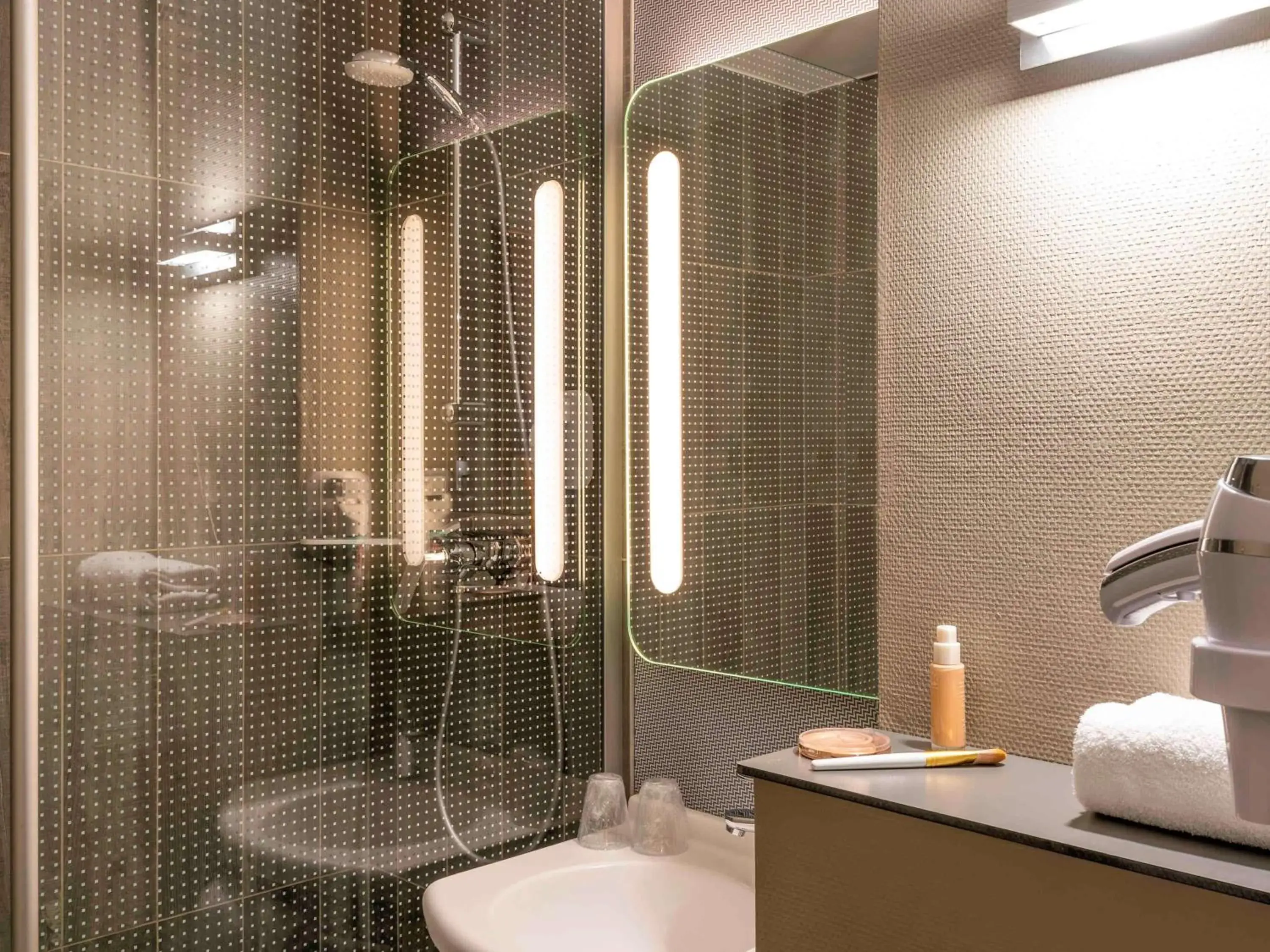 Photo of the whole room, Bathroom in ibis Cergy Pontoise Le Port