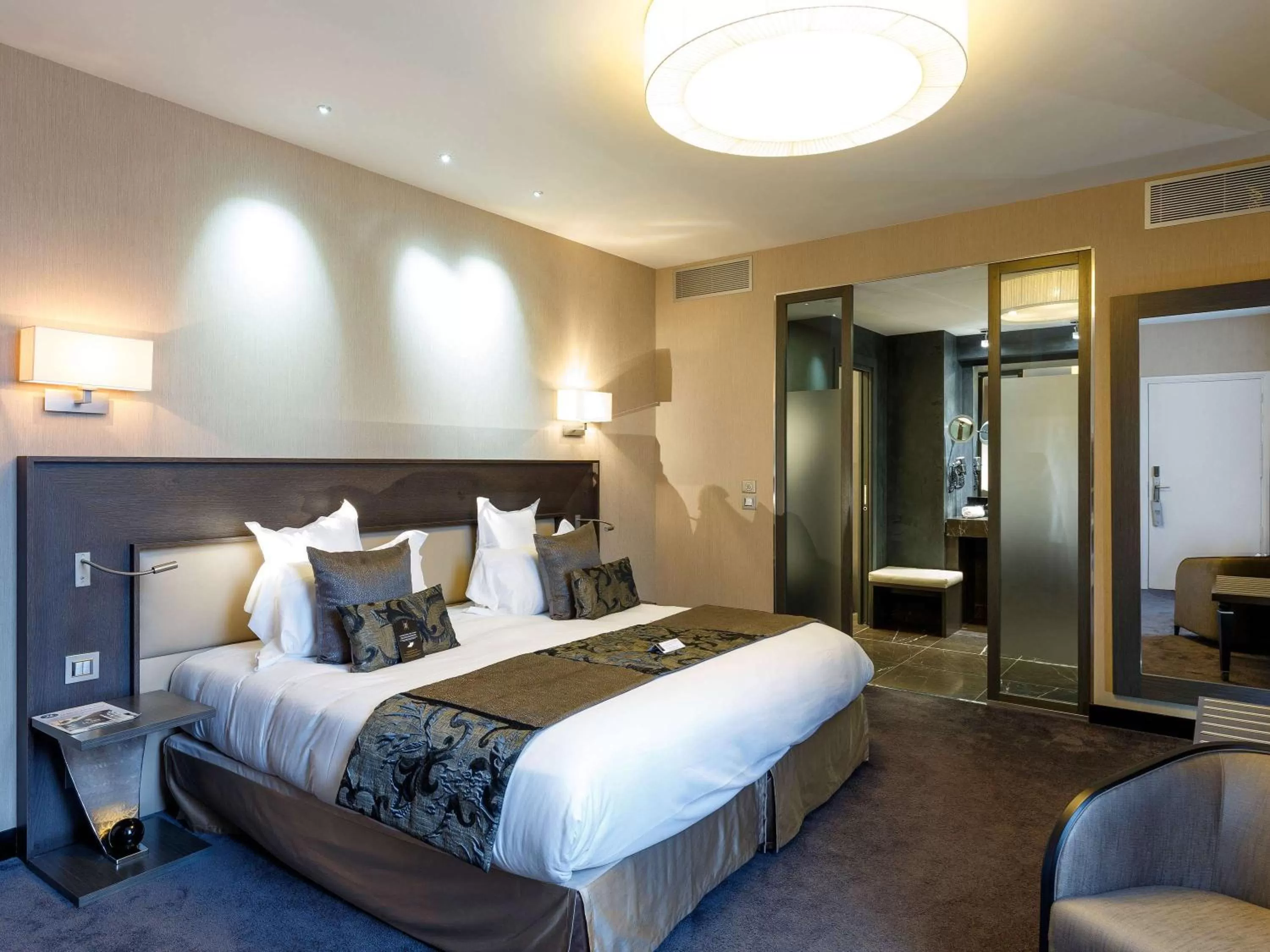 Photo of the whole room, Bed in La Cour des Consuls Hotel & Spa Toulouse - MGallery Collection