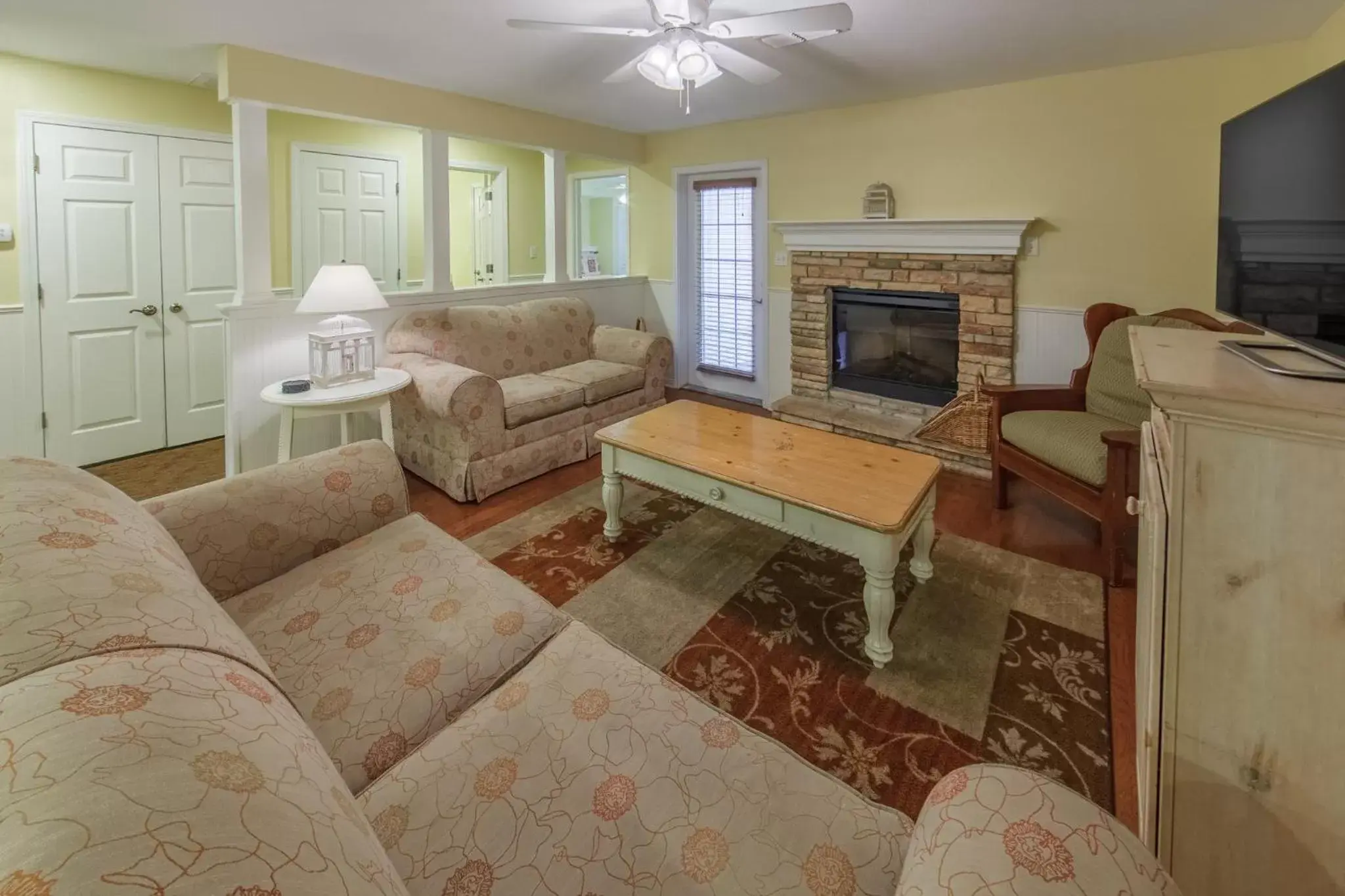 Photo of the whole room in Holiday Inn Club Vacations Villages Resort at Lake Palestine Photo of the whole room in Holiday Inn Club Vacations Villages Resort at Lake Palestine