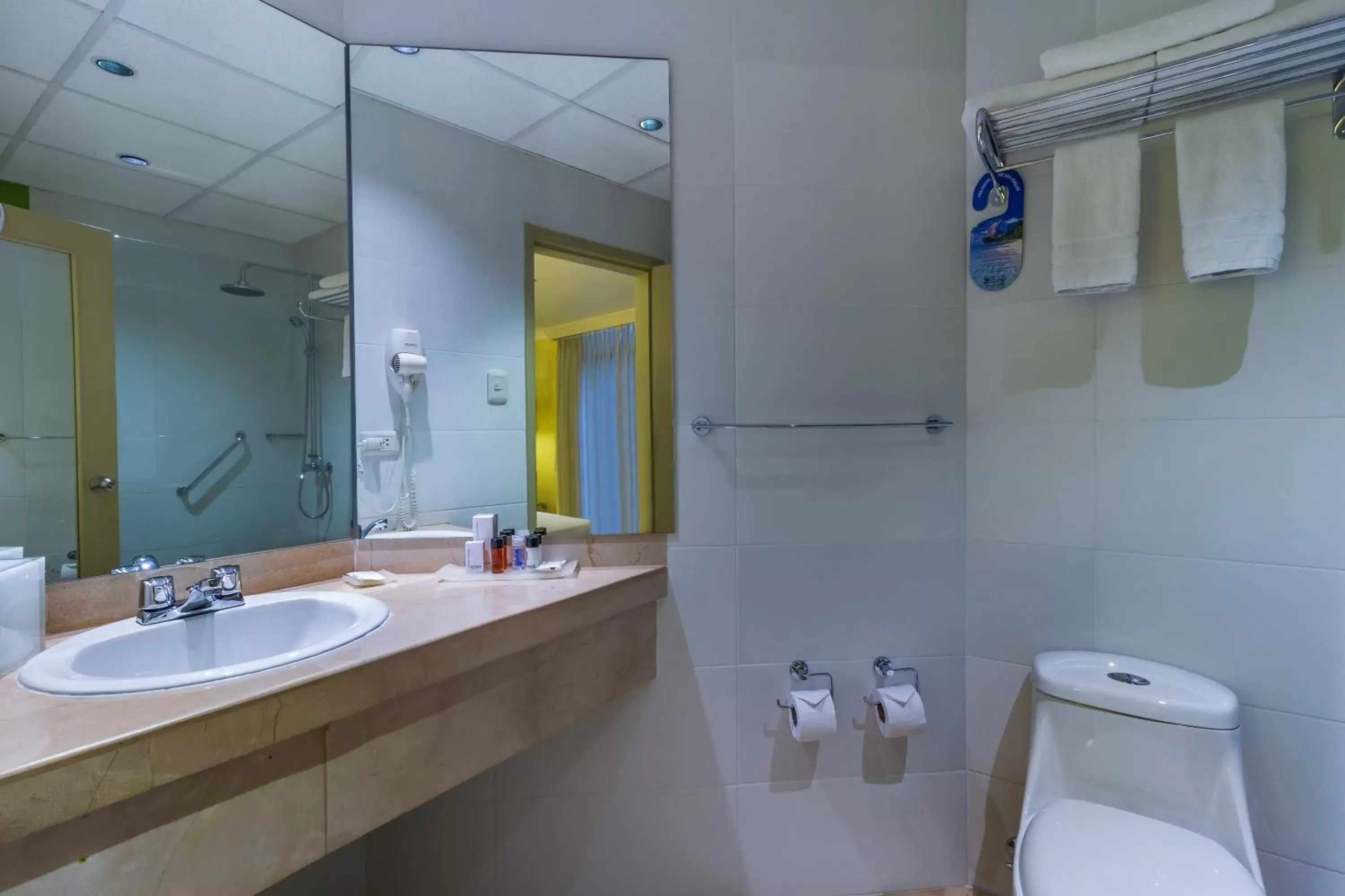 Bathroom in Grand Hotel Guayaquil, Ascend Hotel Collection