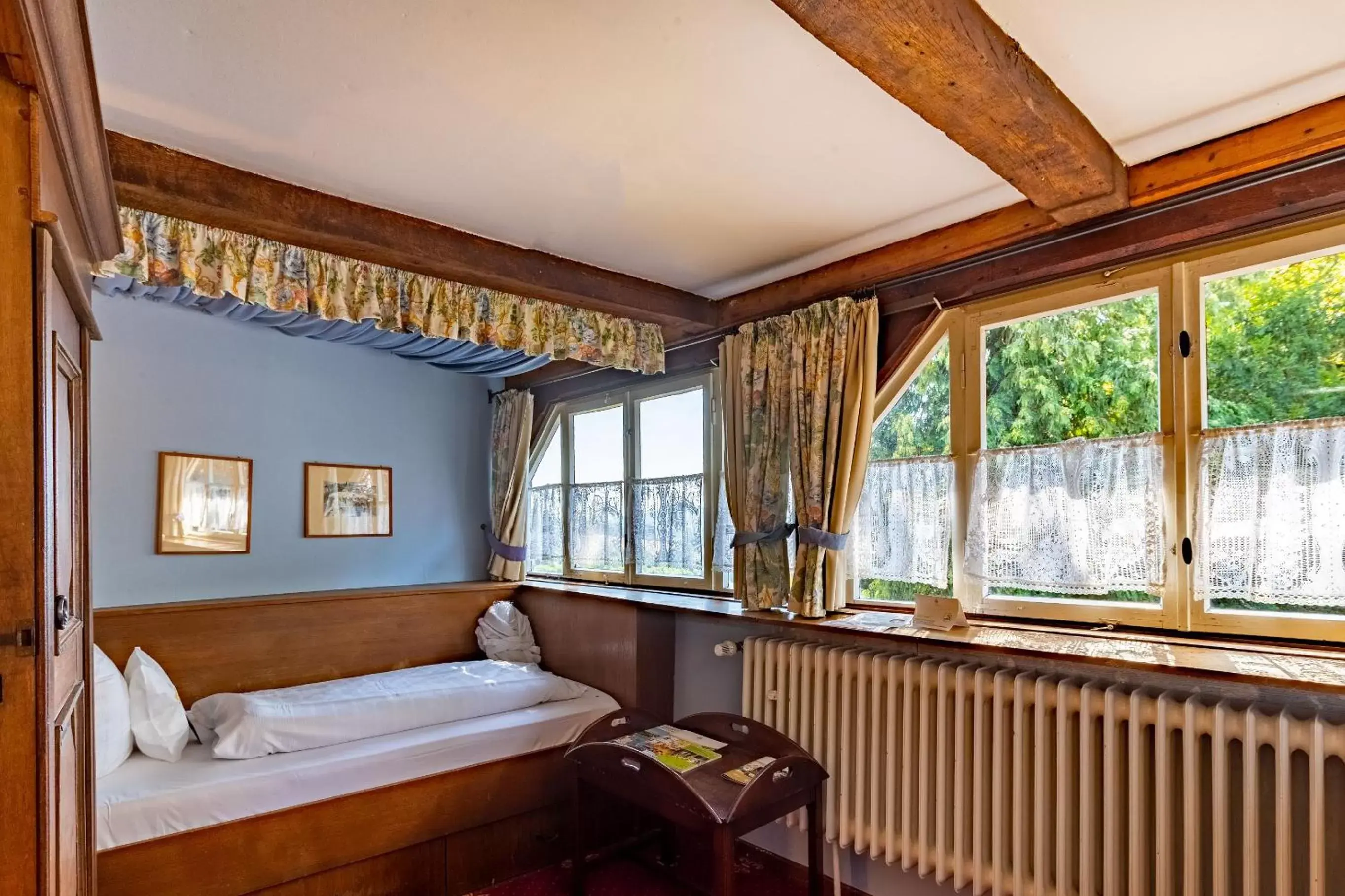 Bed, Seating Area in Hotel Burg Trendelburg