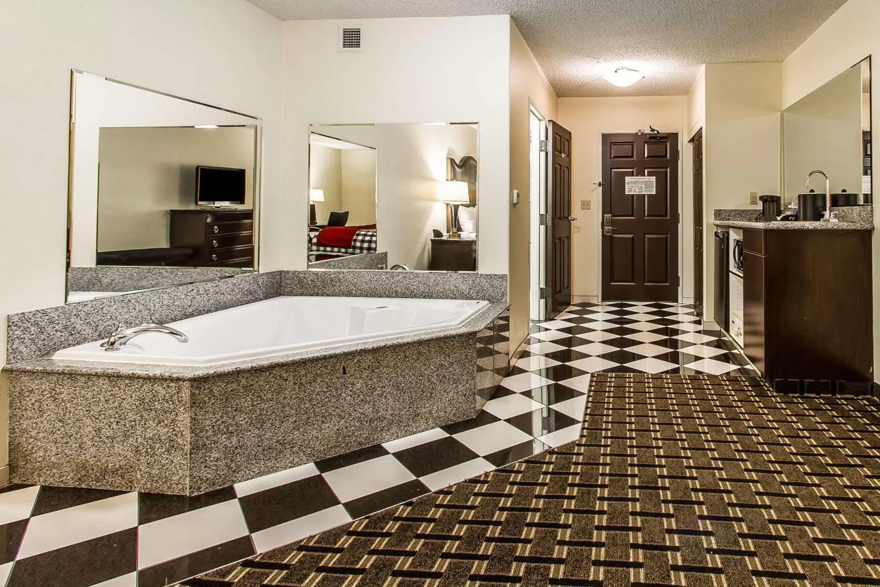 Photo of the whole room, Bathroom in Evangeline Downs Hotel, Ascend Hotel Collection