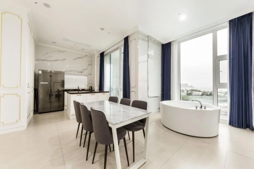 Kitchen or kitchenette in Gladsheim Hotel