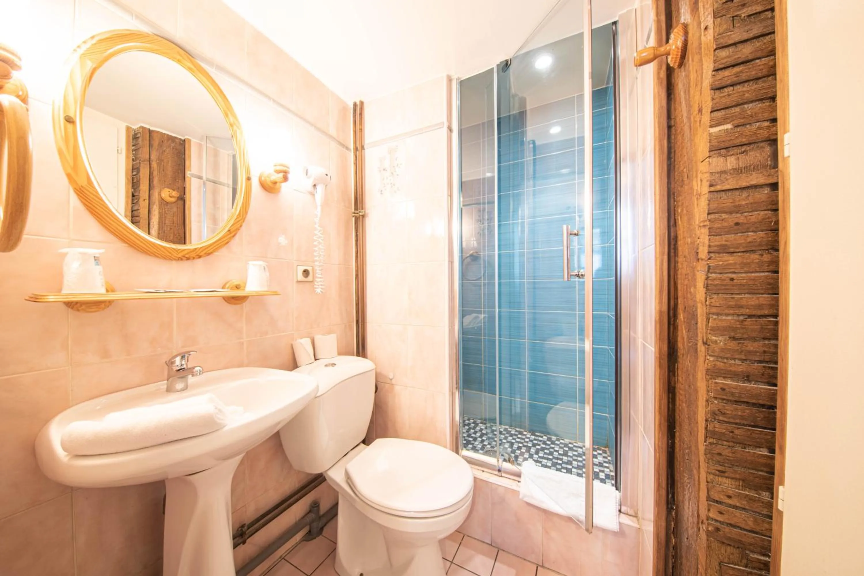 Bathroom in Hôtel du Centre