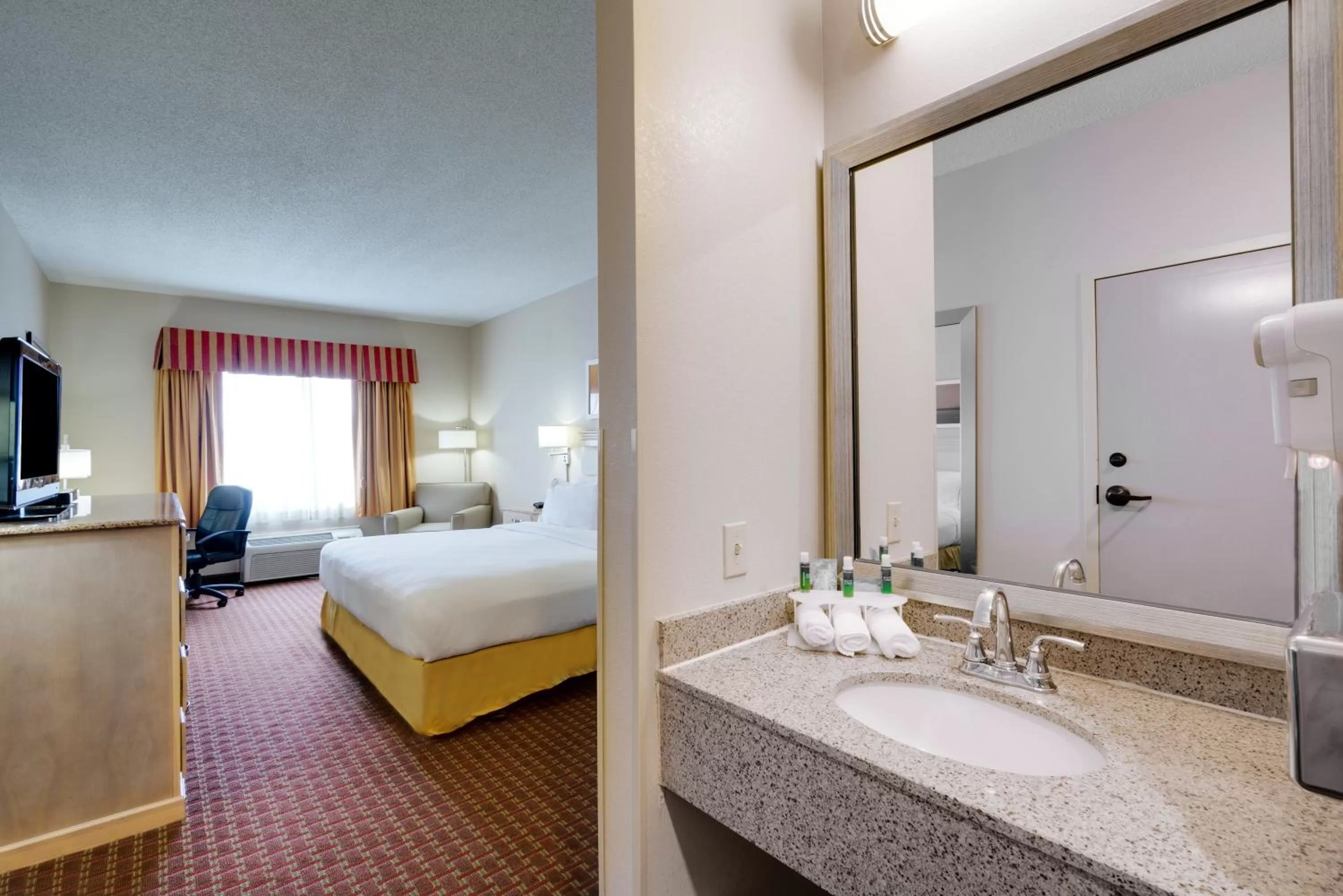 King Room - Mobility Access Tub - Non-Smoking in Holiday Inn Express Pocomoke City, an IHG Hotel
