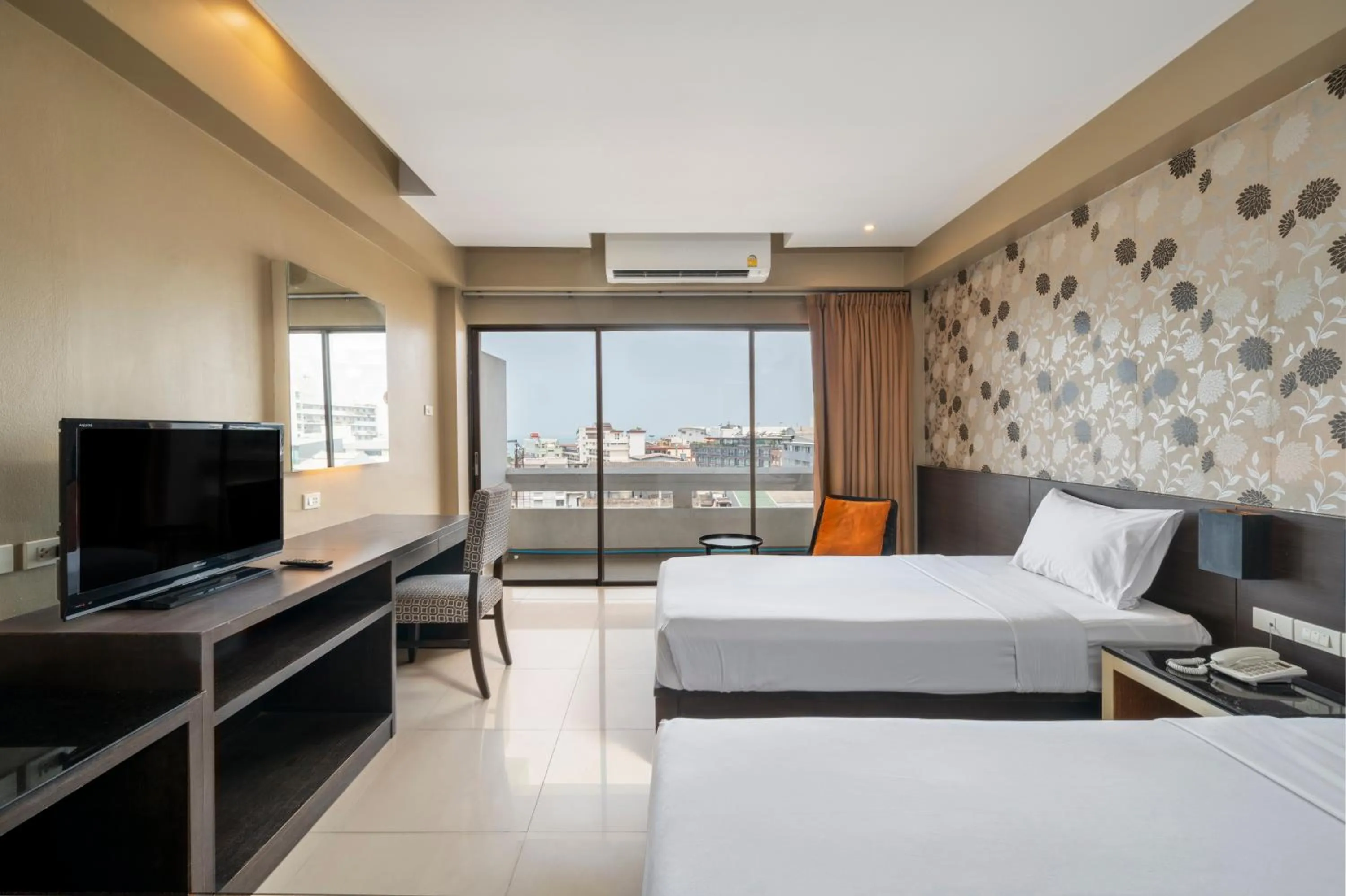 Bedroom, Bed in Welcome Plaza Hotel Pattaya