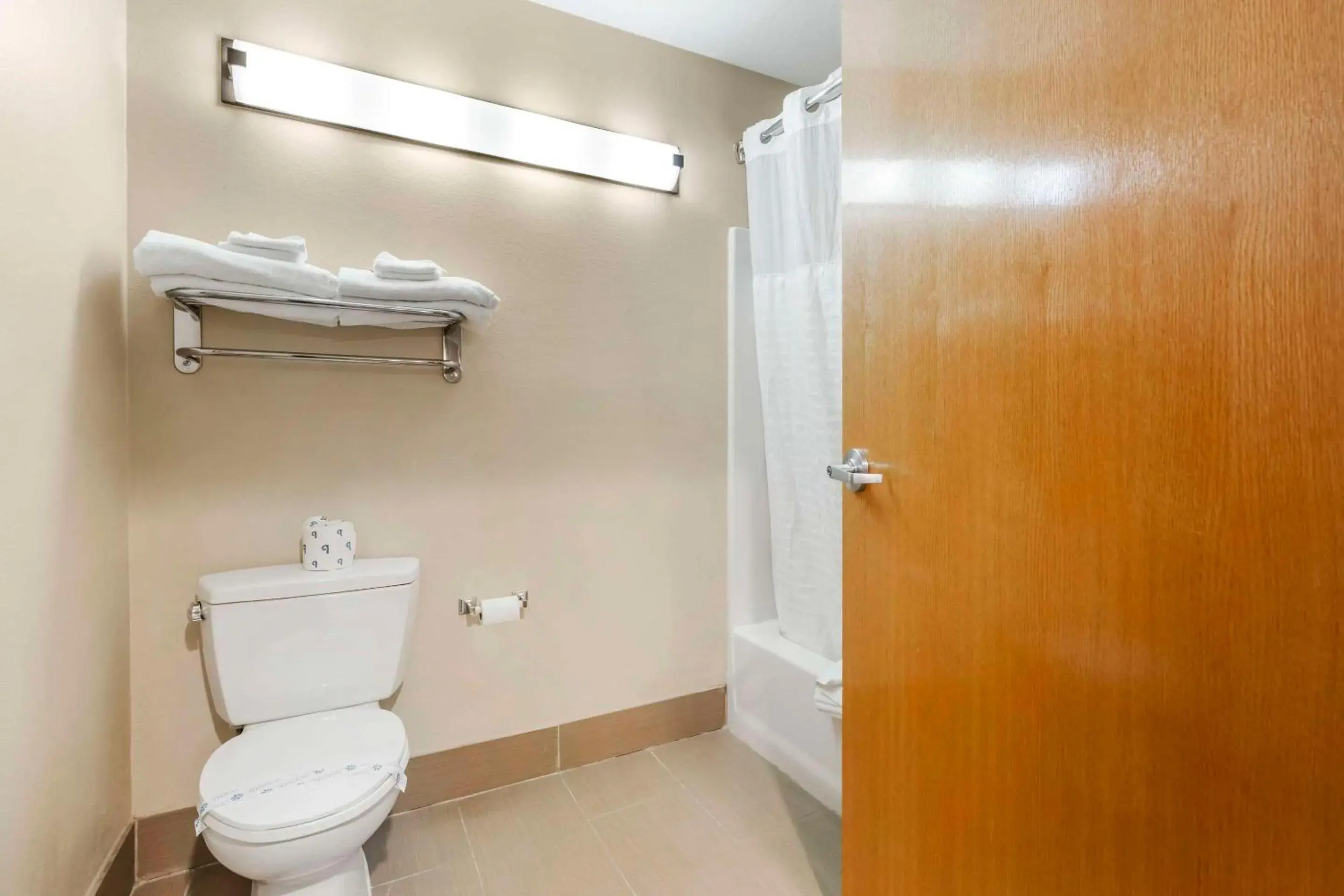 Bedroom, Bathroom in Comfort Inn & Suites Redwood Country