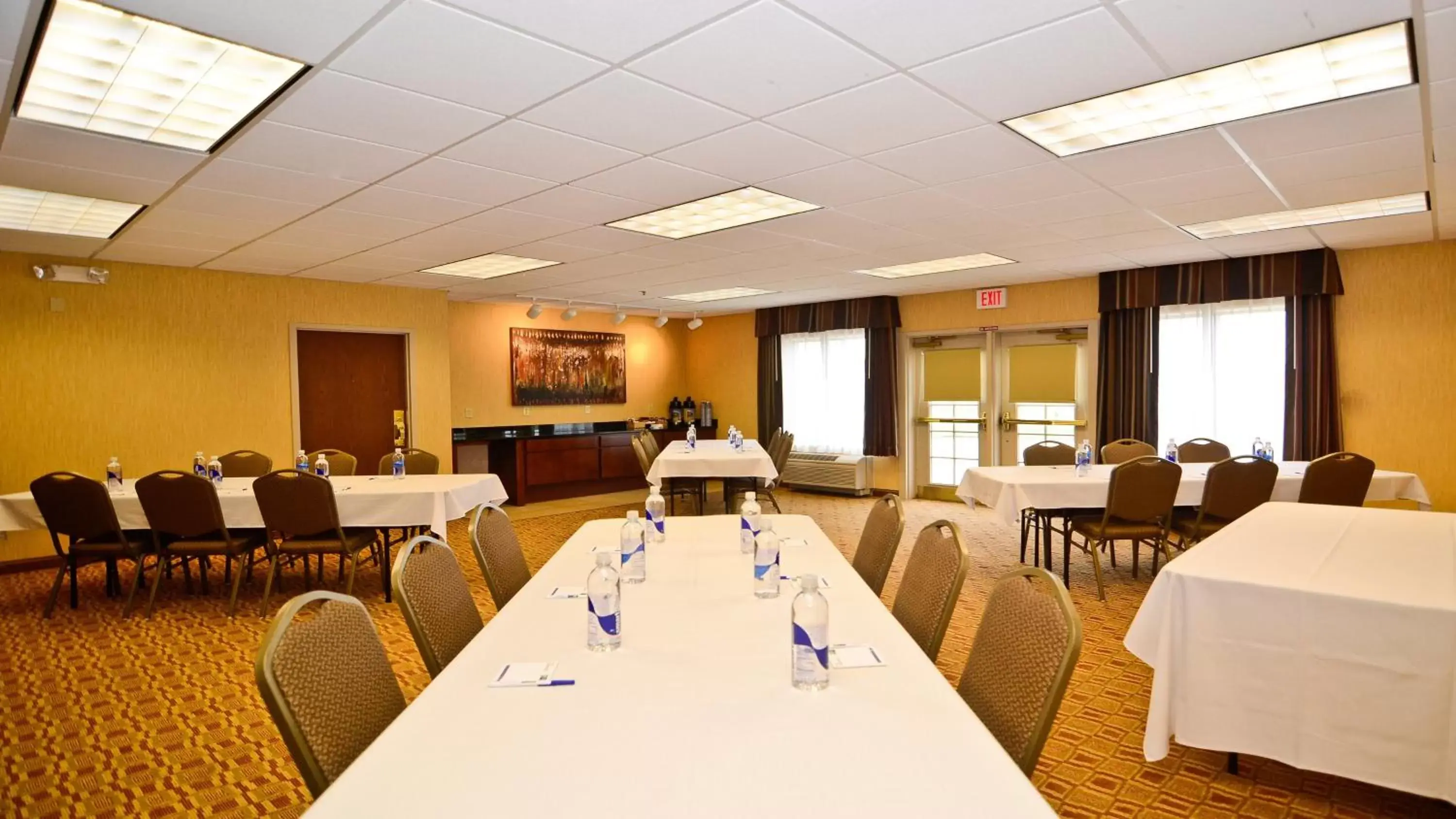 Meeting/conference room in Holiday Inn Express Hotel & Suites Fort Atkinson, an IHG Hotel