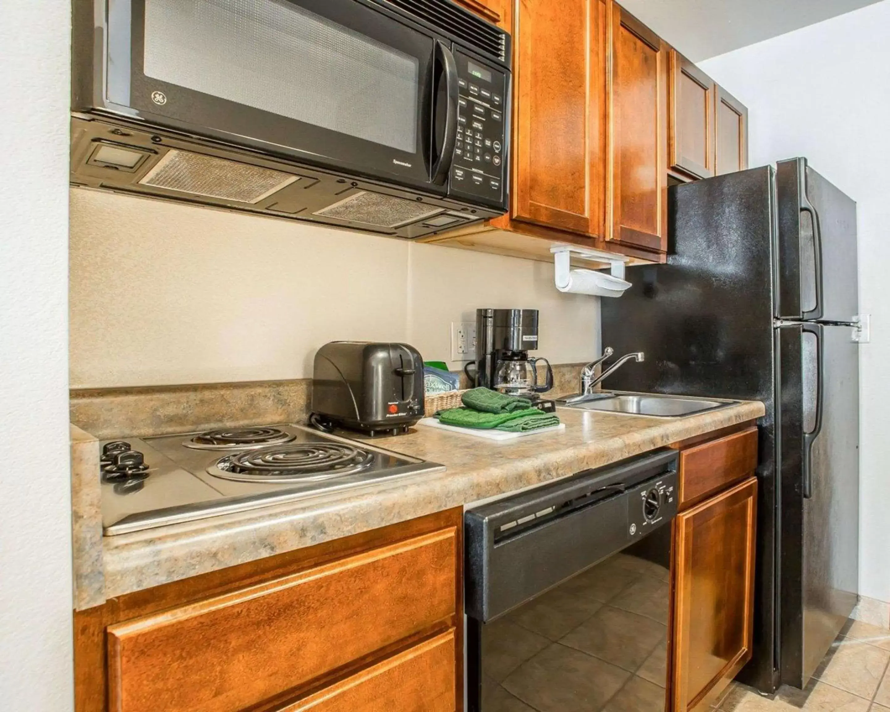 Bedroom, Kitchen/Kitchenette in MainStay Suites St Robert-Fort Leonard Wood