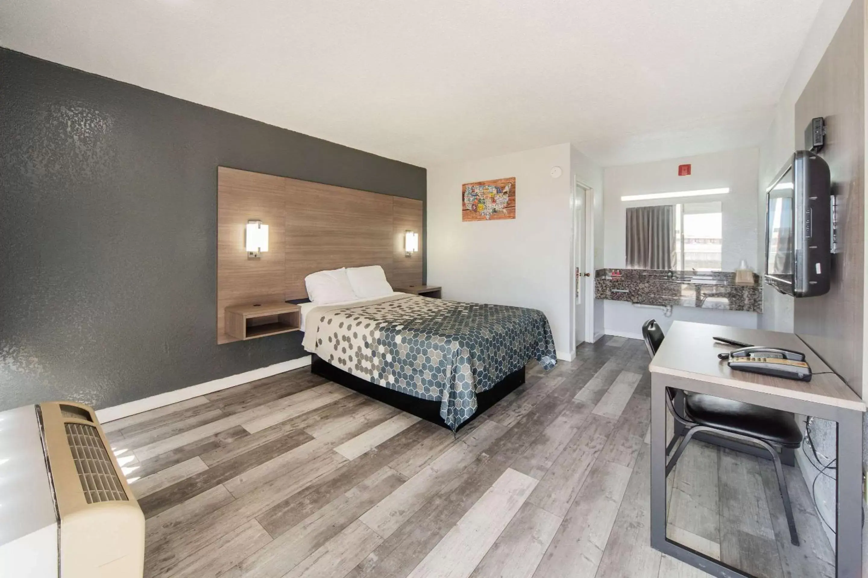 Queen Room in Econo Lodge Inn & Suites Near Bricktown Queen Room in Econo Lodge Inn & Suites Near Bricktown