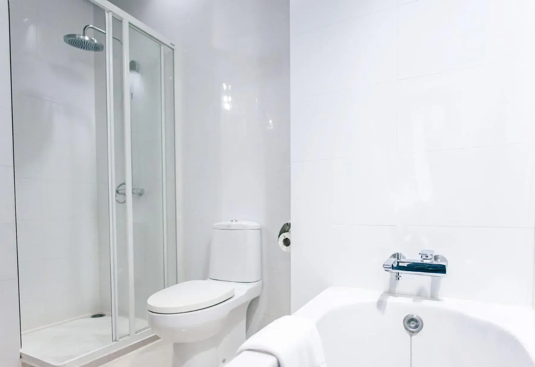 Shower, Bathroom in Grand Howard Hotel
