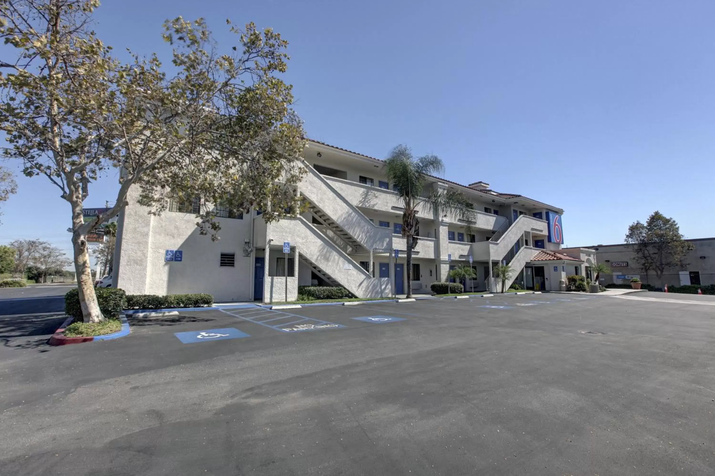 Facade/entrance, Property Building in Motel 6-Bellflower, CA - Los Angeles