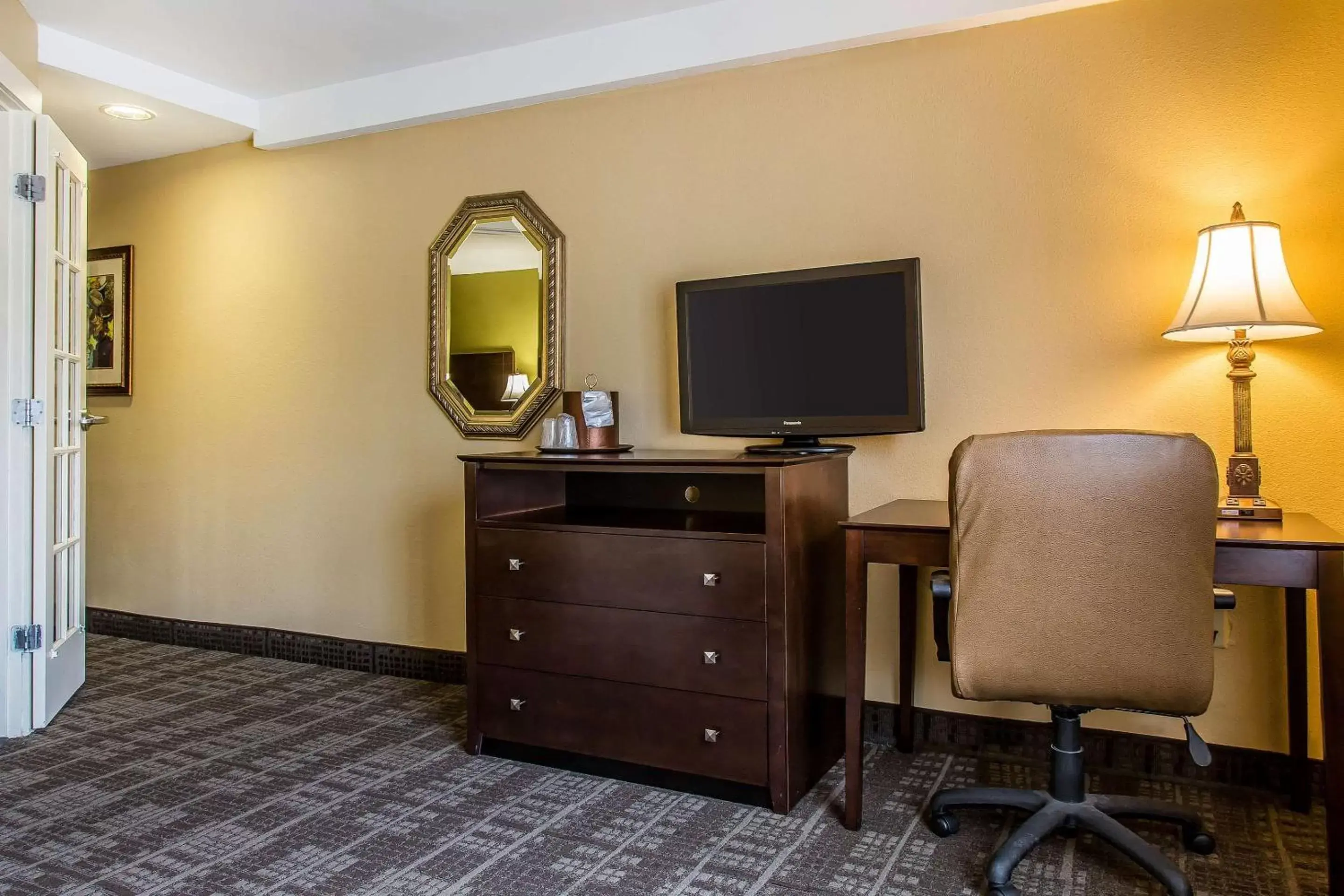 Photo of the whole room, TV/Entertainment Center in Clarion Hotel & Suites Hamden - New Haven