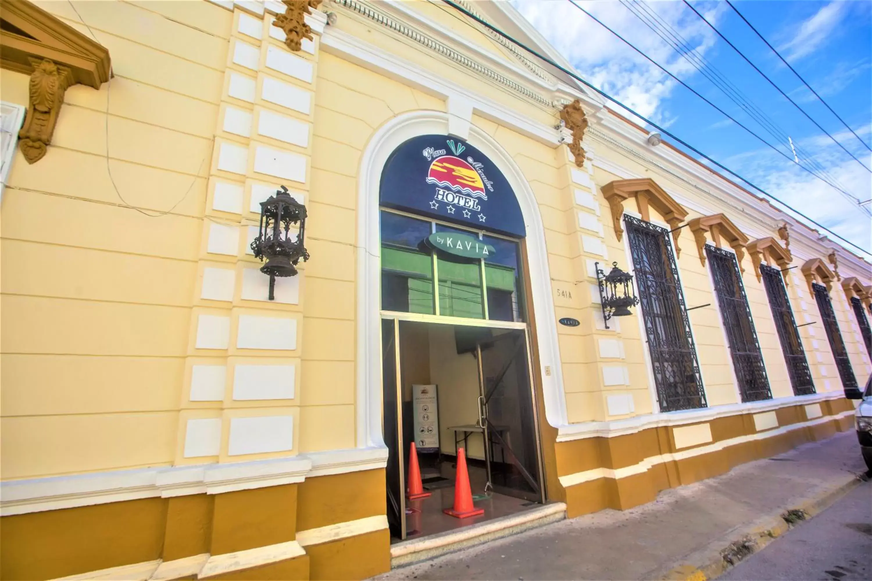 Facade/entrance, Property Building in Hotel Plaza Mirador