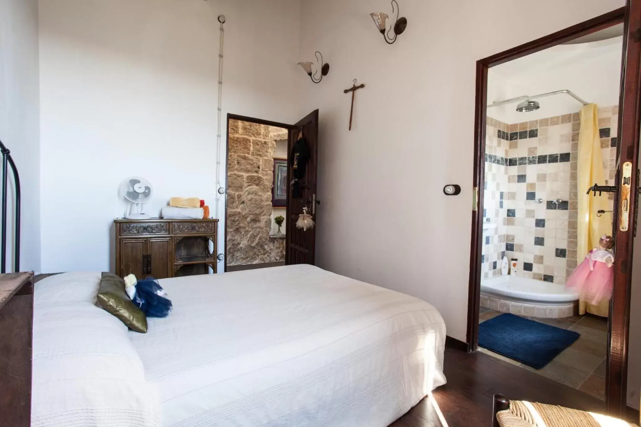 Photo of the whole room, Bed in Vinto House Civita