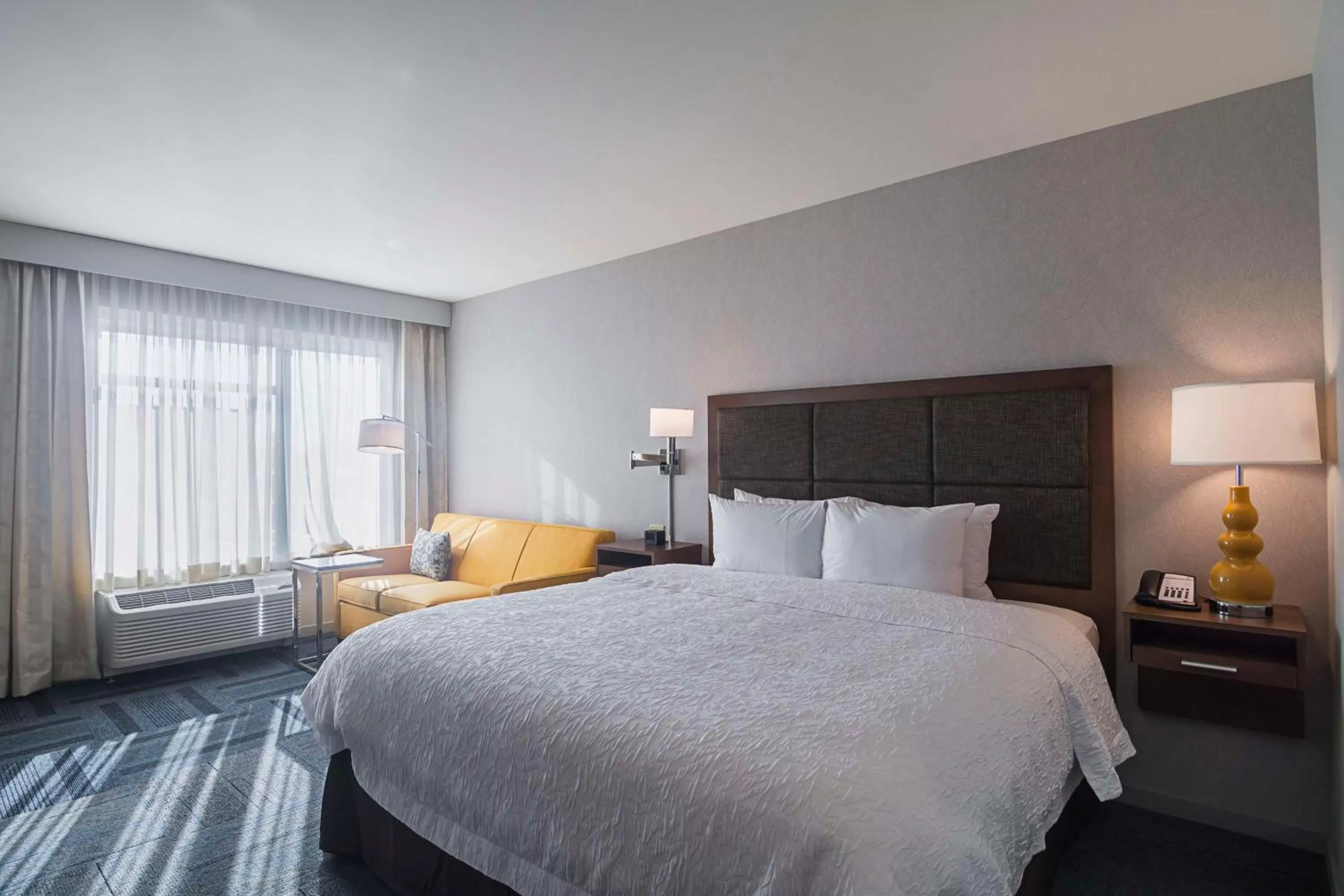 Bed in Hampton Inn Chicago North-Loyola Station, Il