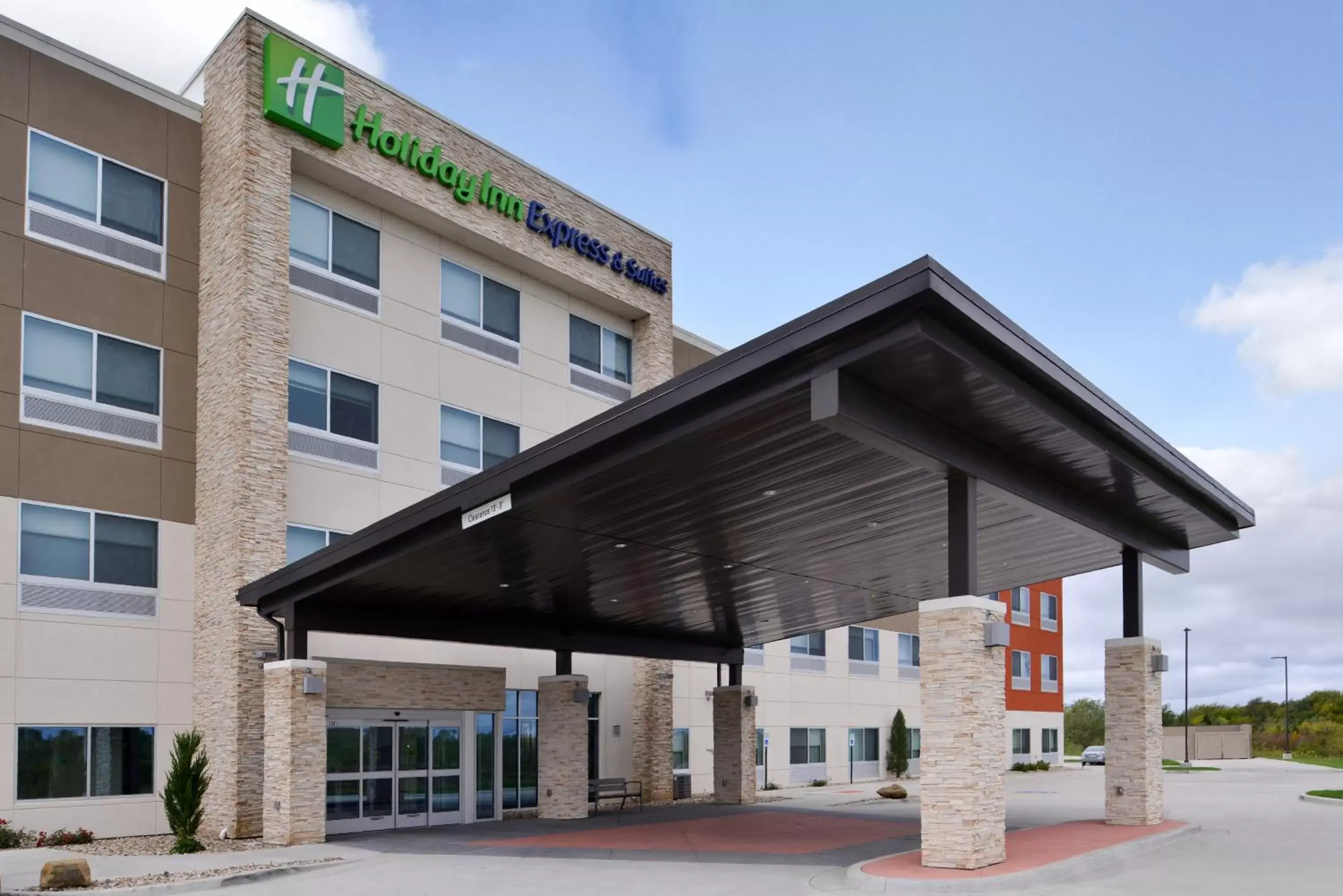Property building in Holiday Inn Express & Suites - Kansas City - Lee's Summit, an IHG Hotel