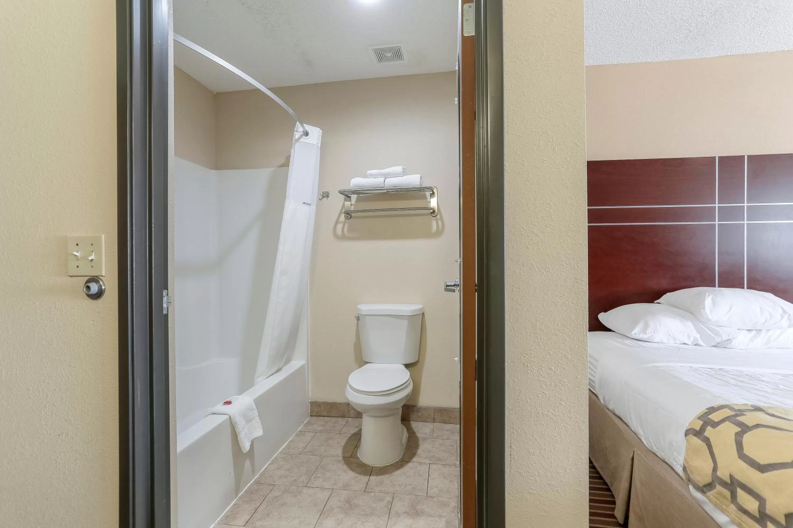 Bed in Baymont by Wyndham Bowling Green