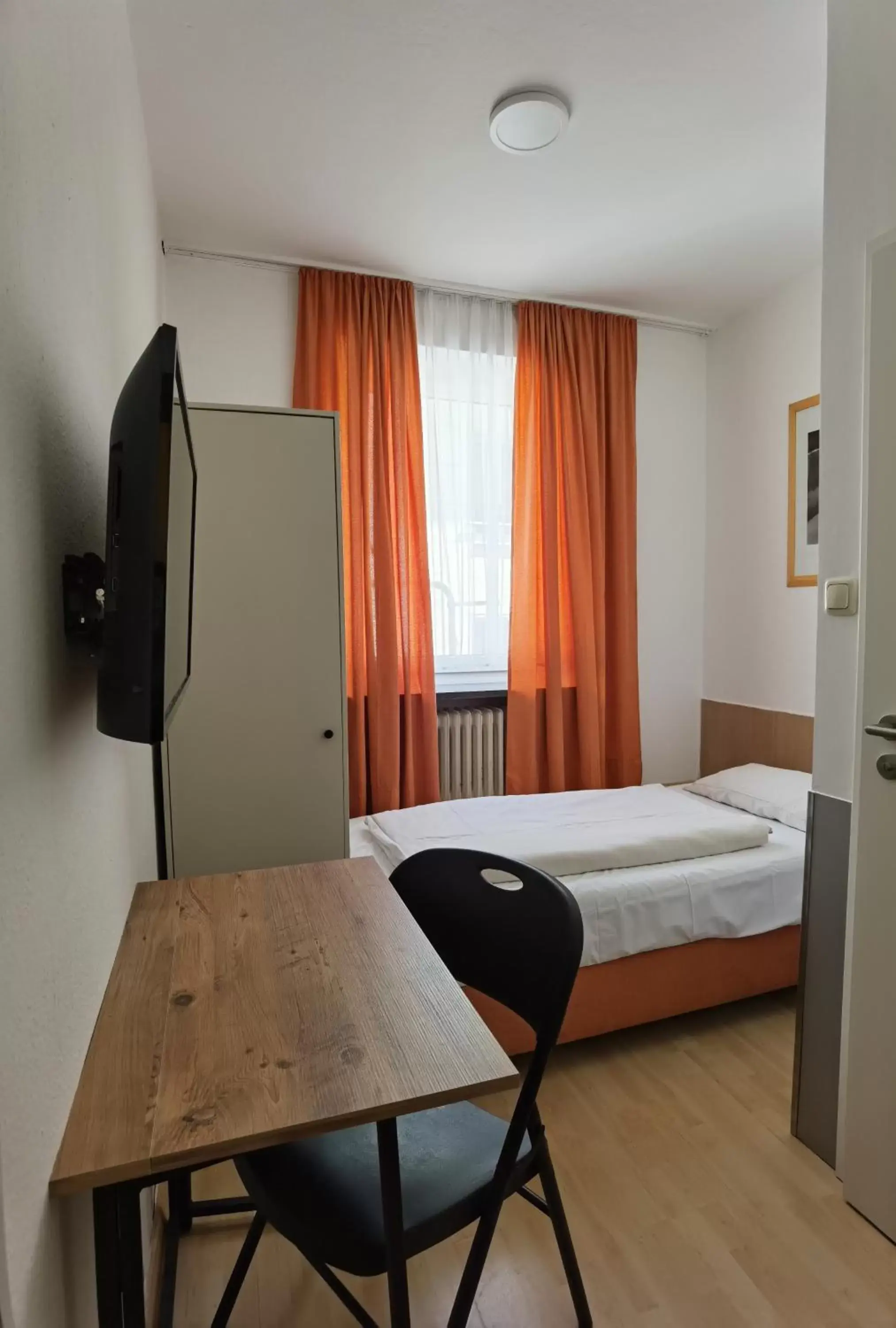 Economy Single Room - single occupancy in Hotel Italia Economy Single Room - single occupancy in Hotel Italia