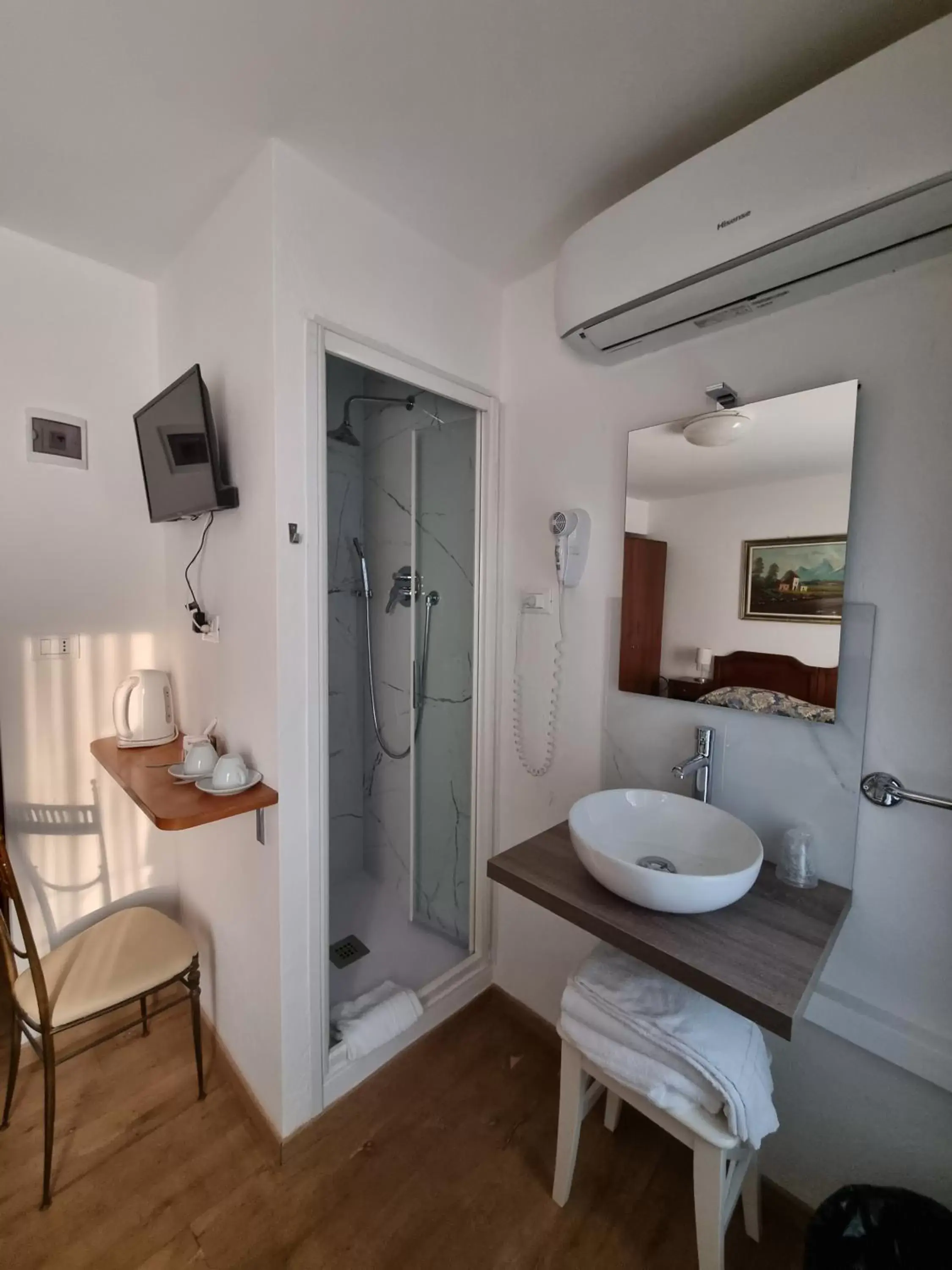 Shower, Bathroom in Albergo Casa Peron