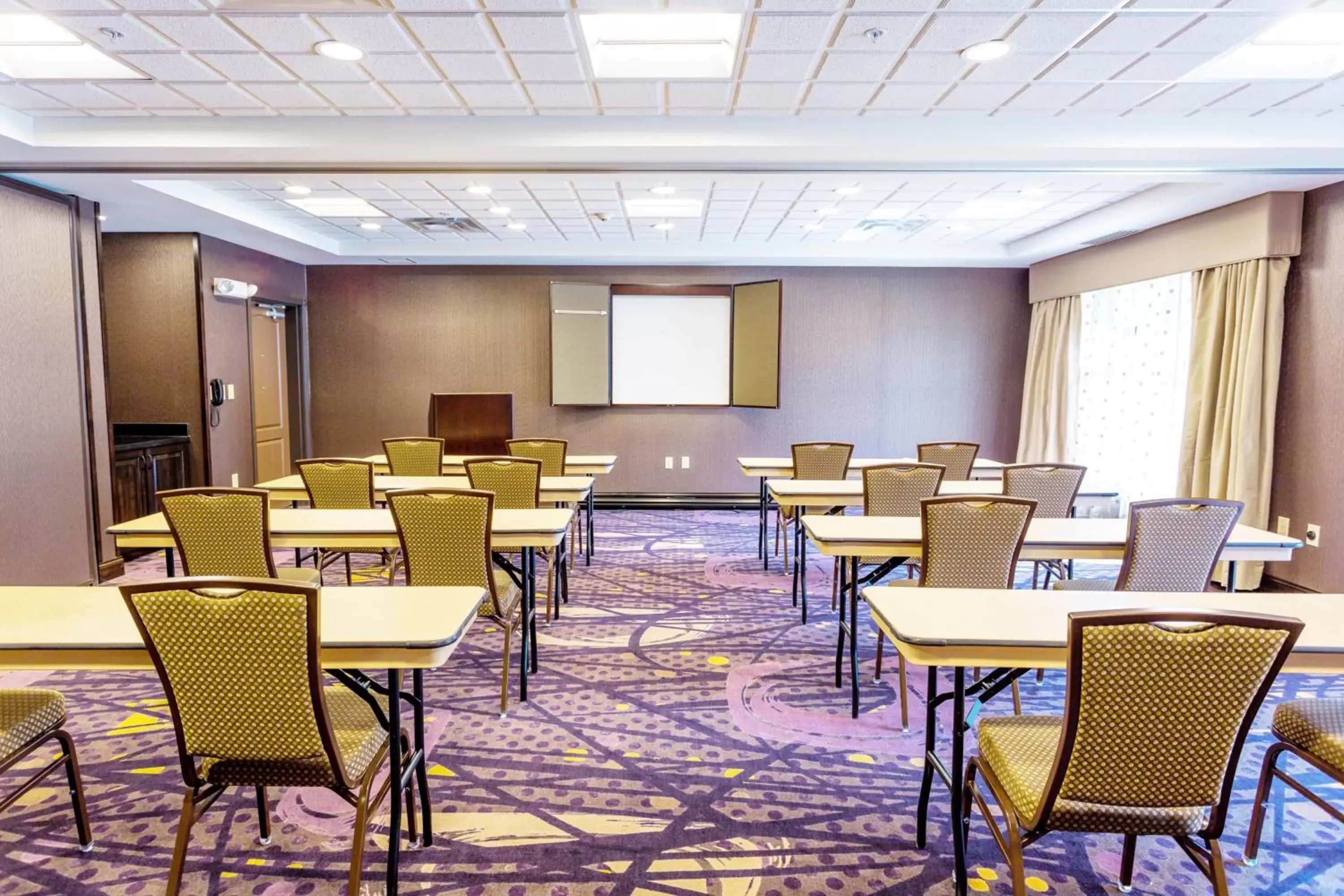 Meeting/conference room in Holiday Inn Express Hotel & Suites Billings, an IHG Hotel