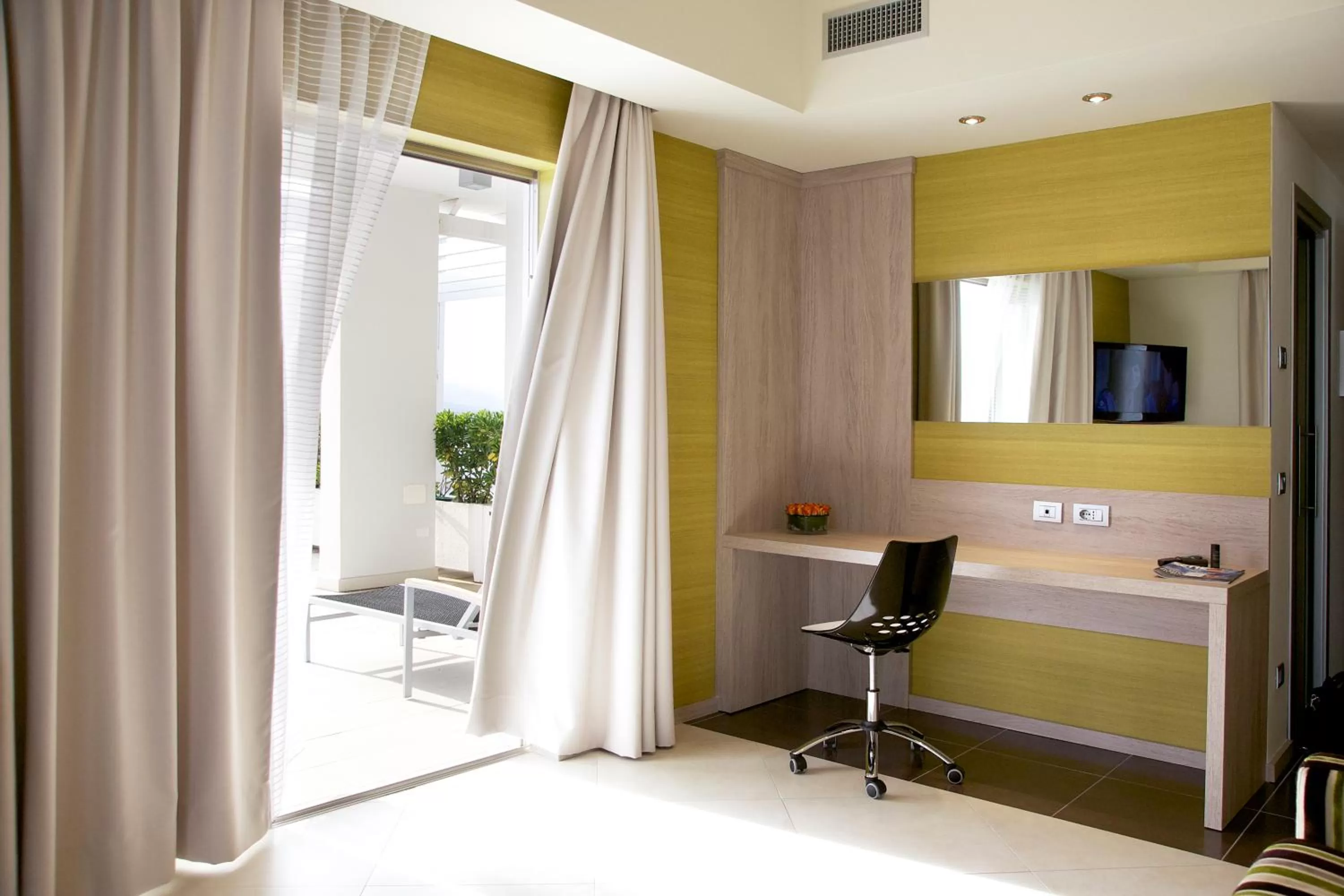 Balcony/Terrace, Bed in Jazz Hotel