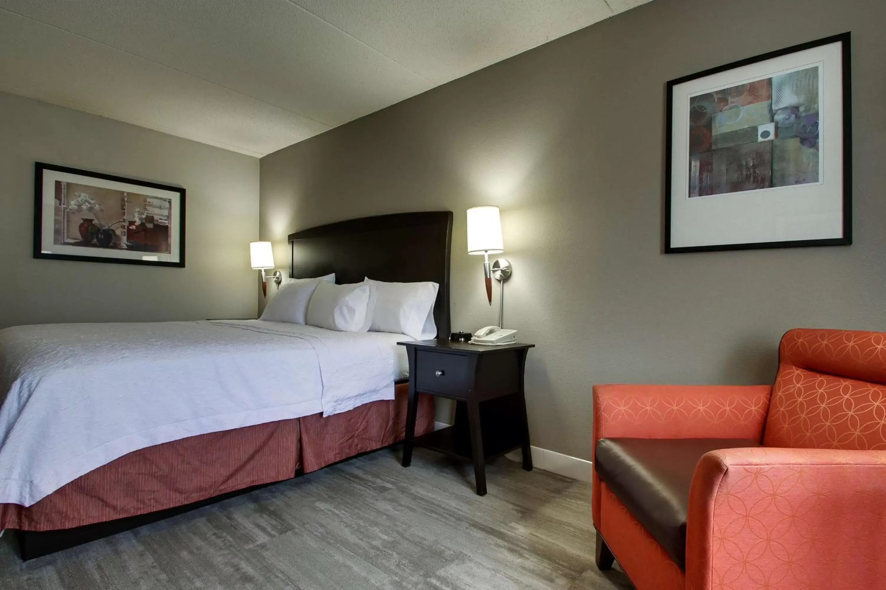 Bed in Hampton Inn & Suites Spartanburg-I-26-Westgate Mall