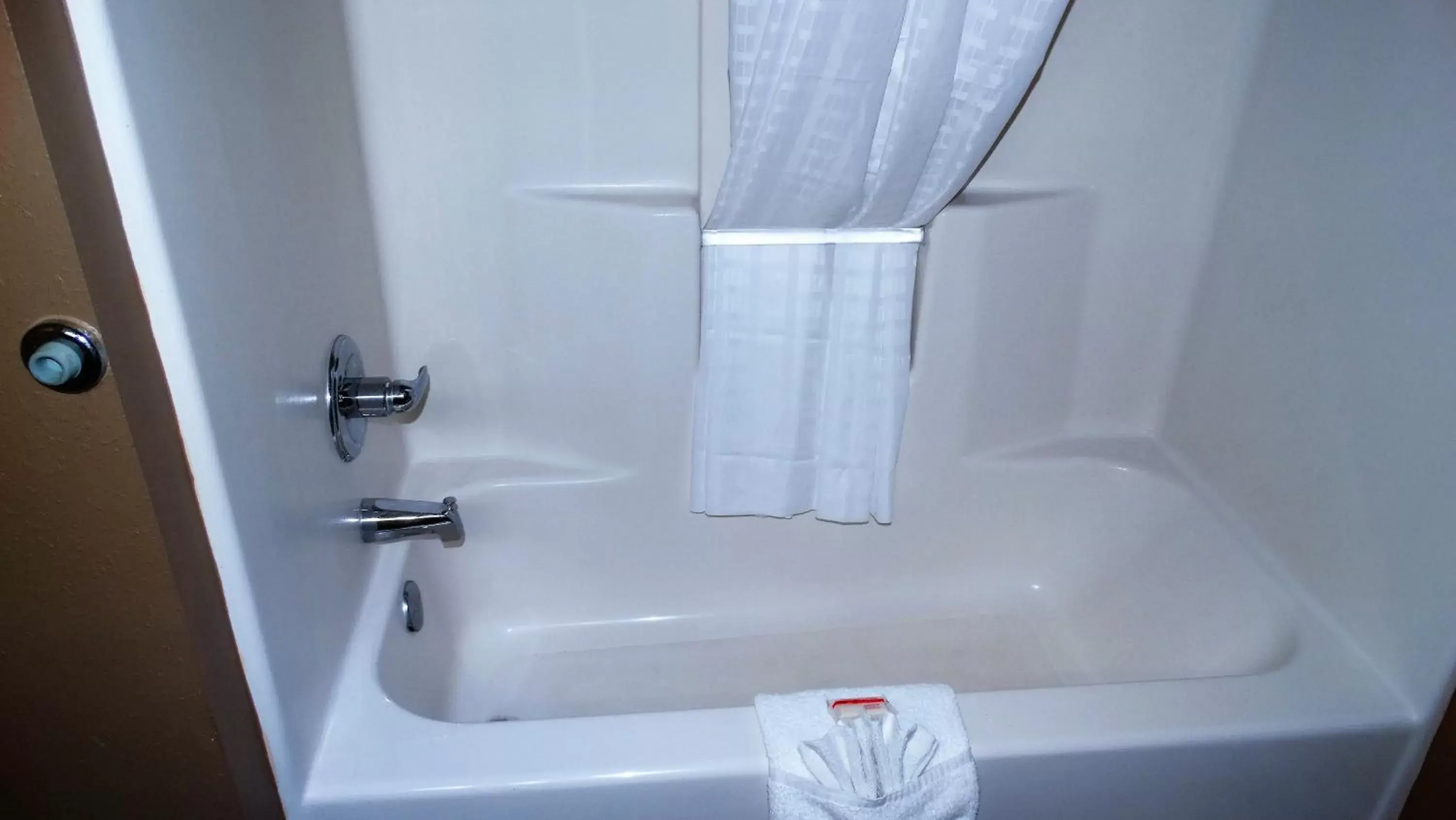 Shower, Bathroom in Oak Tree Inn & Suites