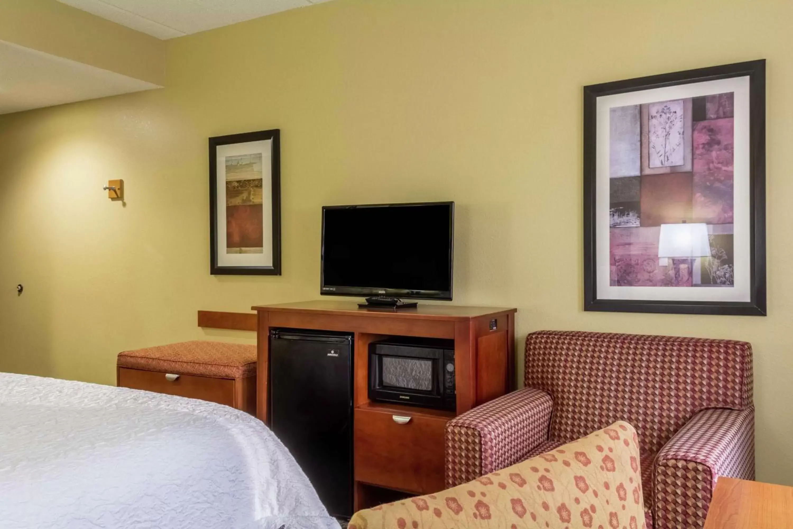 Bedroom, TV/Entertainment Center in Hampton Inn Clinton