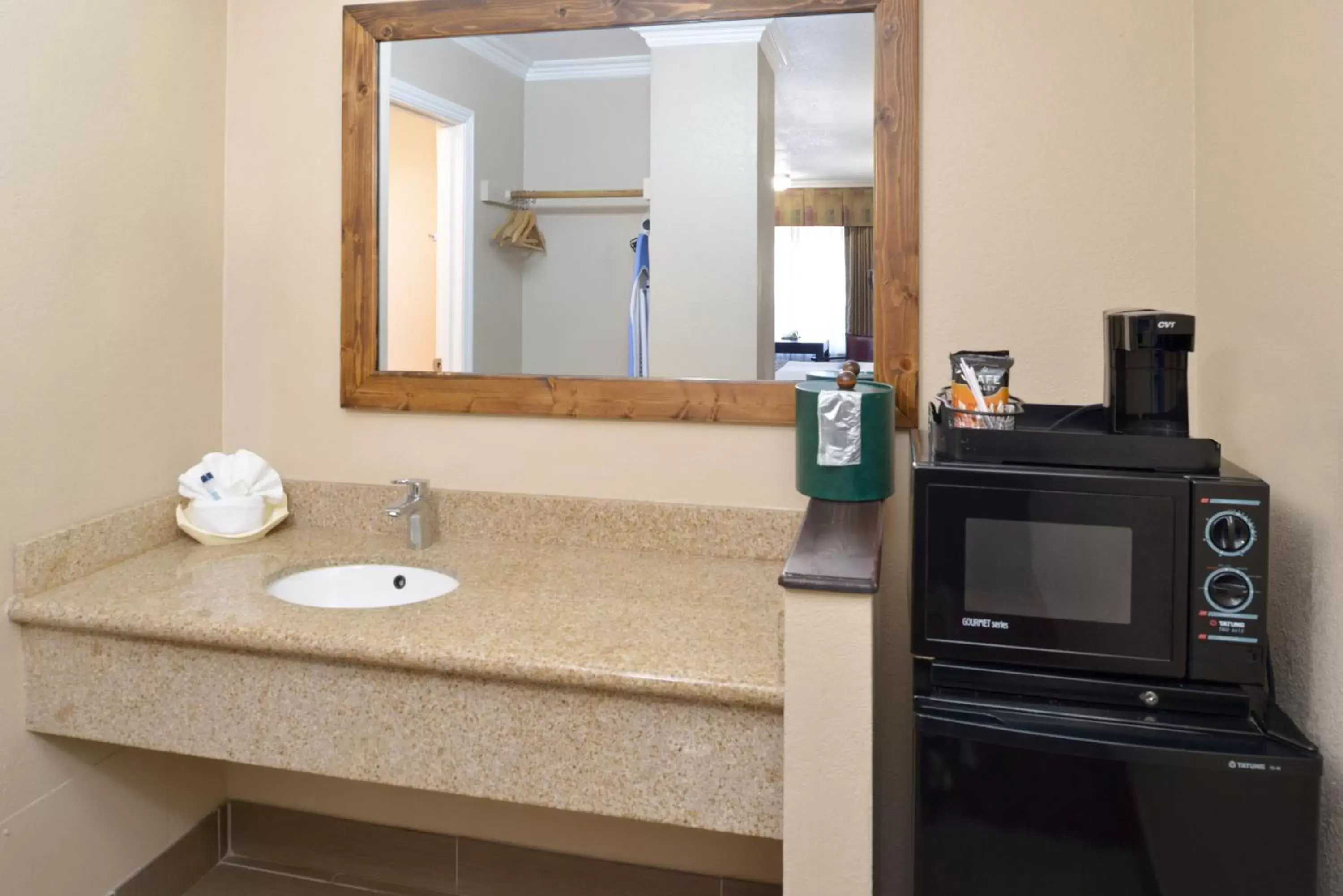 Bathroom in Pacific Shores Inn - Morro Bay