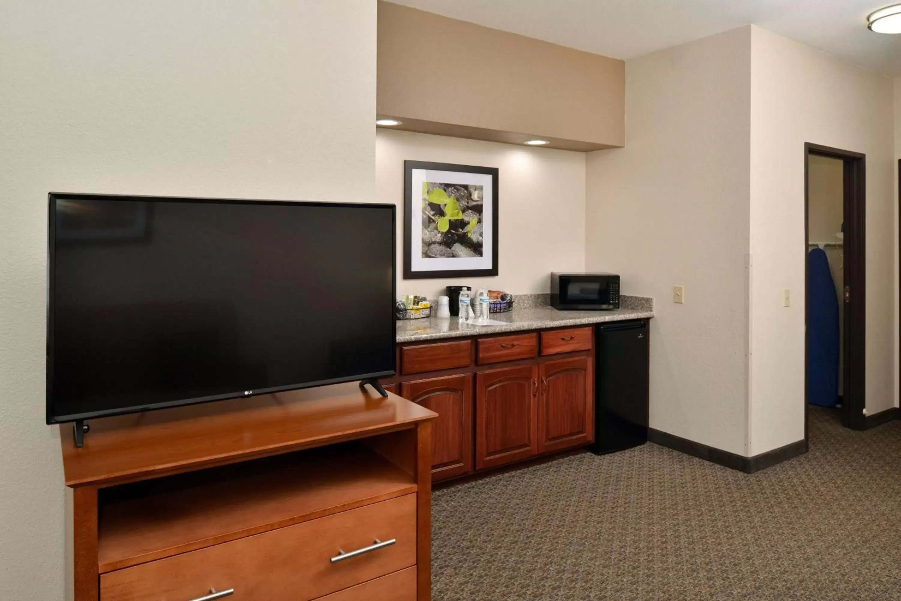 Bedroom, TV/Entertainment Center in Best Western Big Spring Lodge