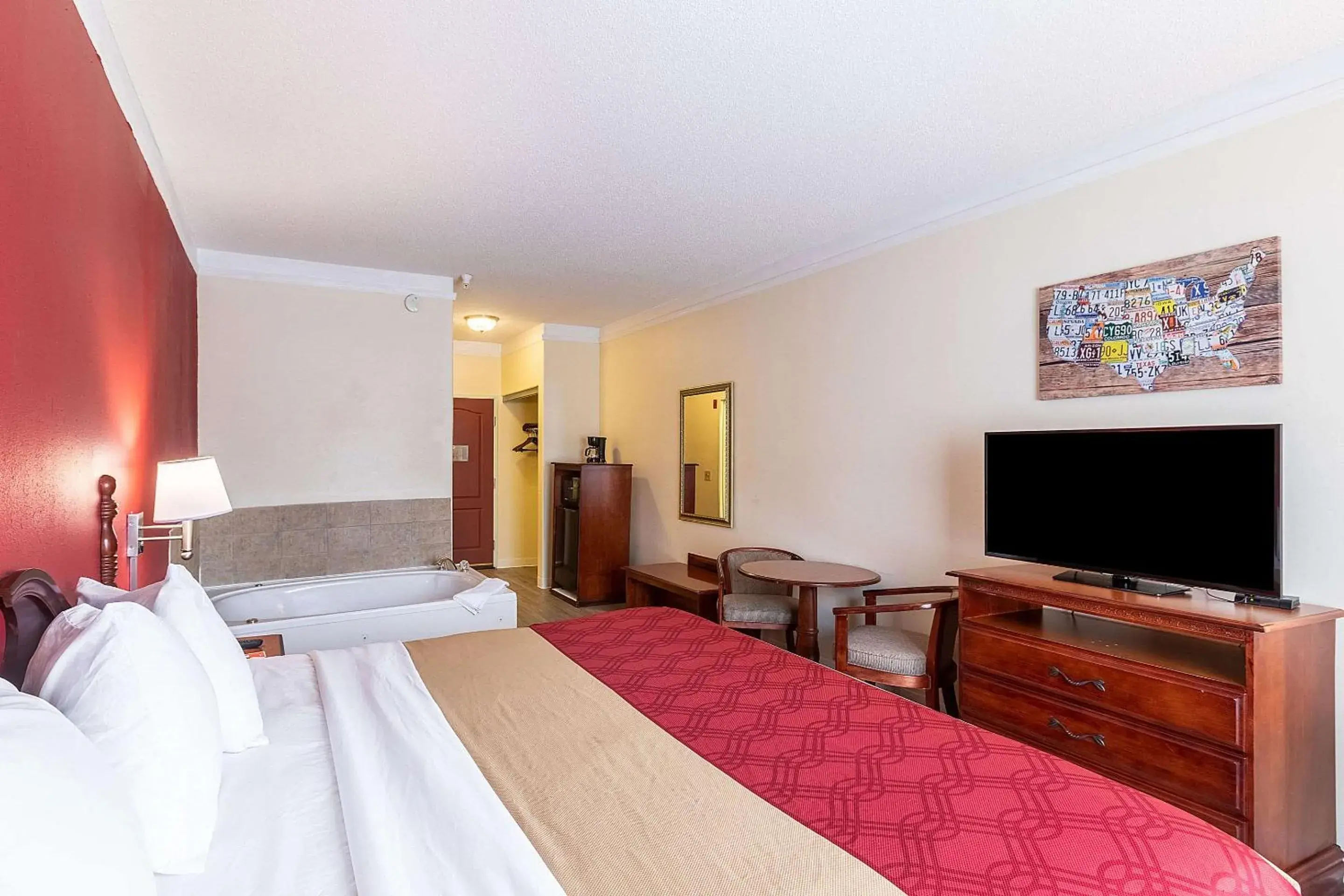 Photo of the whole room, Bed in Econo Lodge Inn & Suites Douglasville